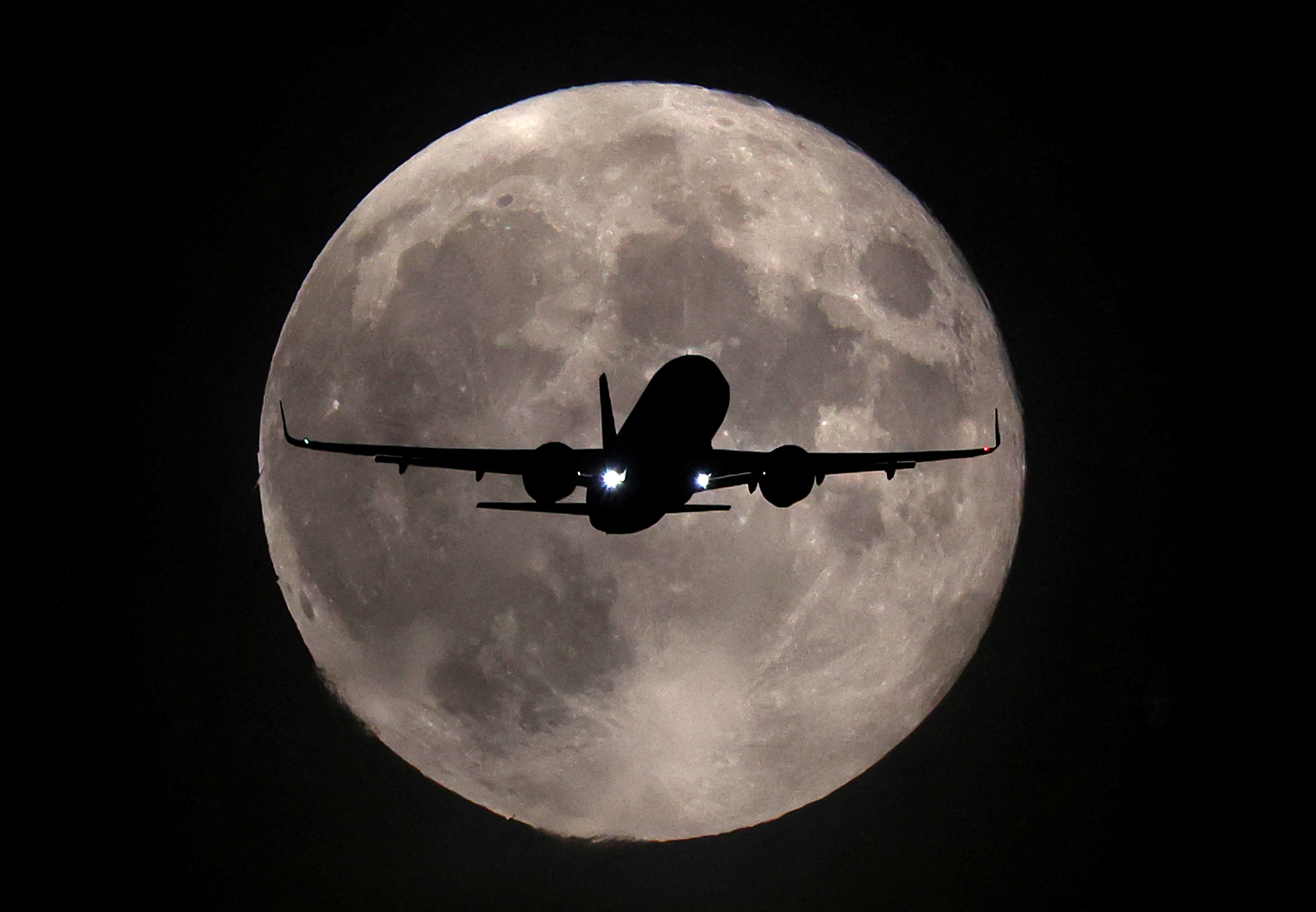 Kerosinmanktem net onméiglech: Bleiwen d'Fligere gläich um Buedem?