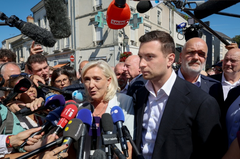 Condamnée mais candidate: Le Pen lance sa campagne sous le feu des critiques