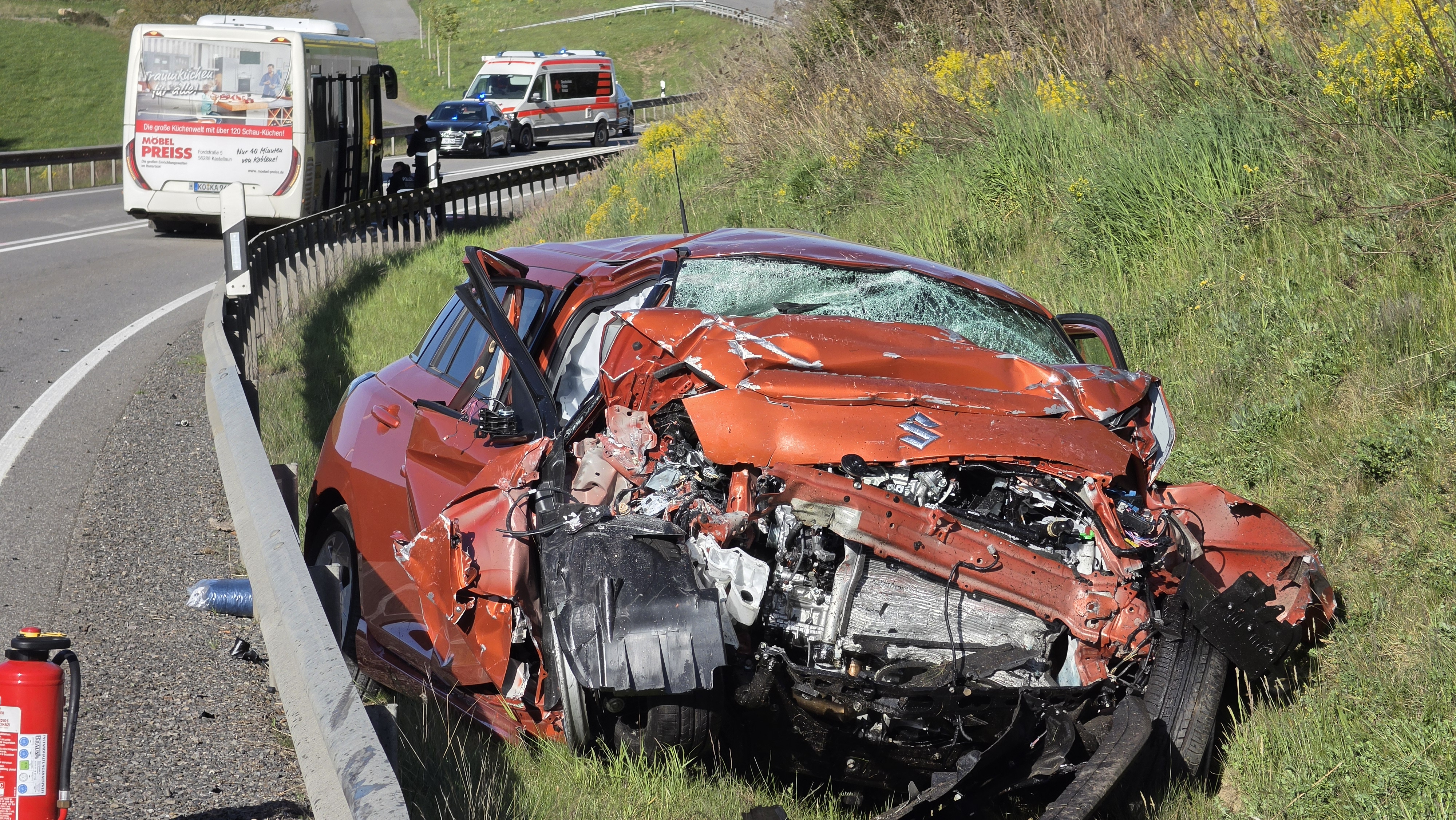 Fatal crash in Rhineland-Palatinate: One dead and several injured in major collision between bus and two cars