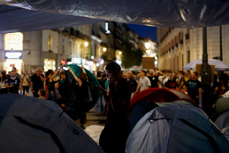 Espagne: Le campement pour le droit au logement passe une deuxième nuit au centre de Madrid