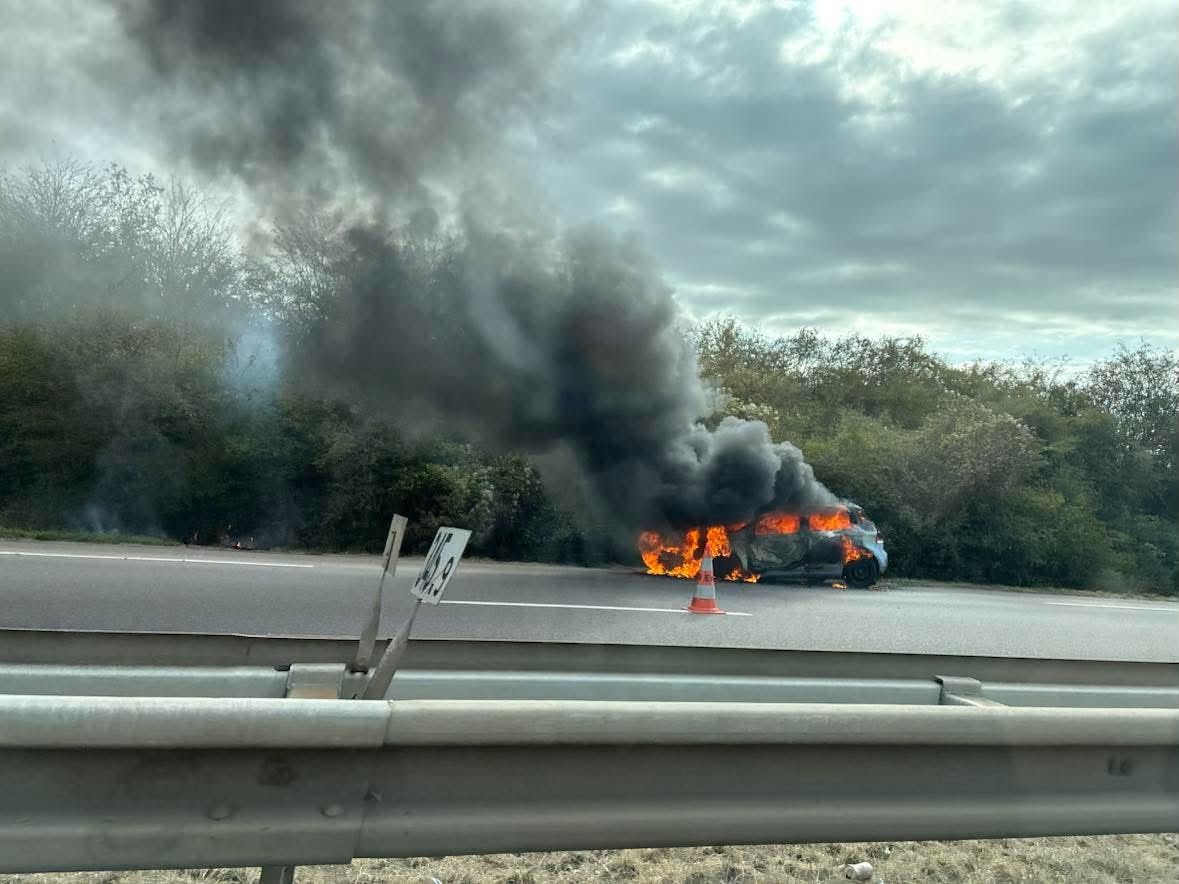 Intervention en cours: Une voiture a pris en feu sur l'A31 ce jeudi matin