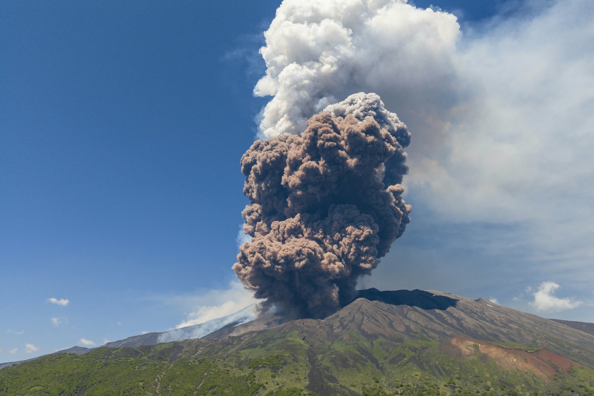 Italie: Un aéroport fermé temporairement en raison d’une nouvelle activité de l’Etna