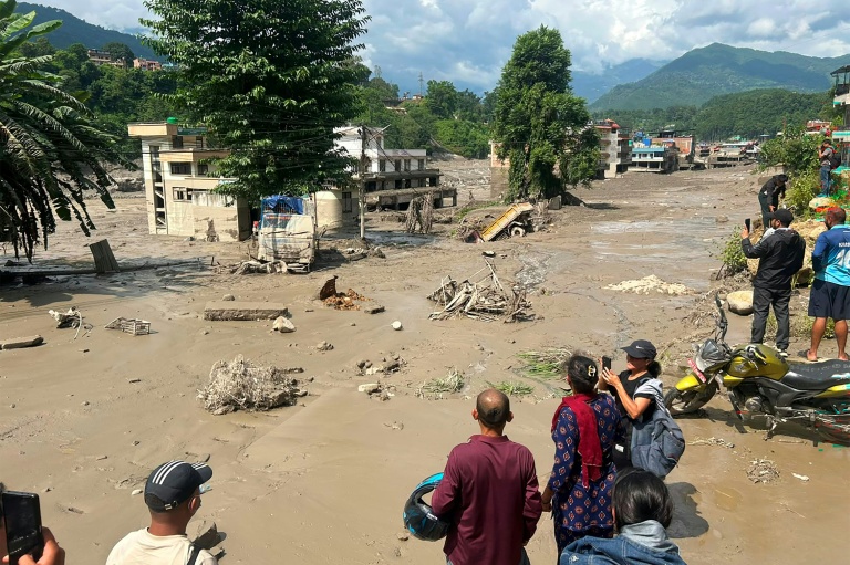 Inondations massives: Huit morts au Népal et "nombreuses victimes" en Chine