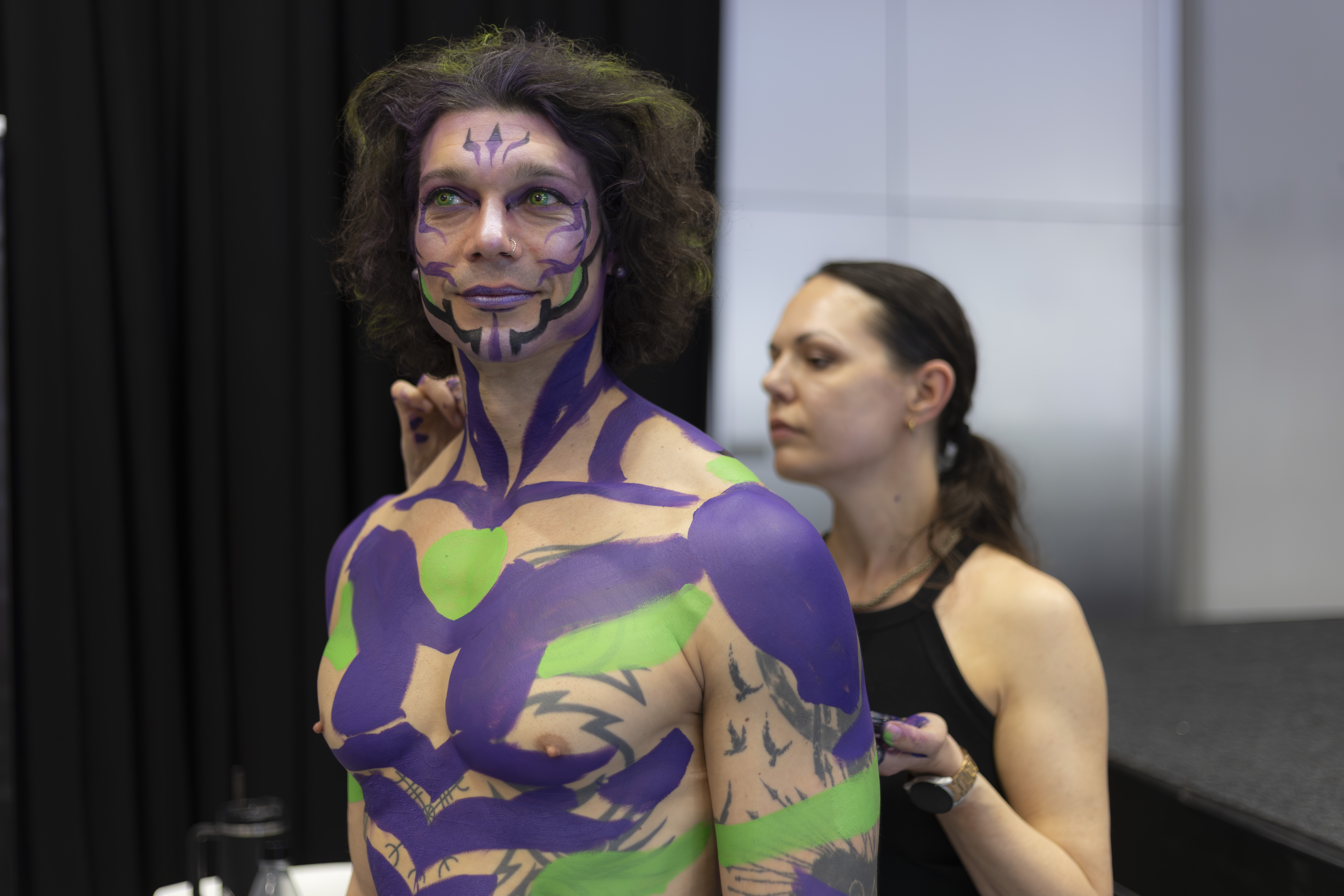 Luxcon 2026: Lynn Schockmel feiert Retour mat imposanter Bodypainting-Kreatioun mam Pol Clement