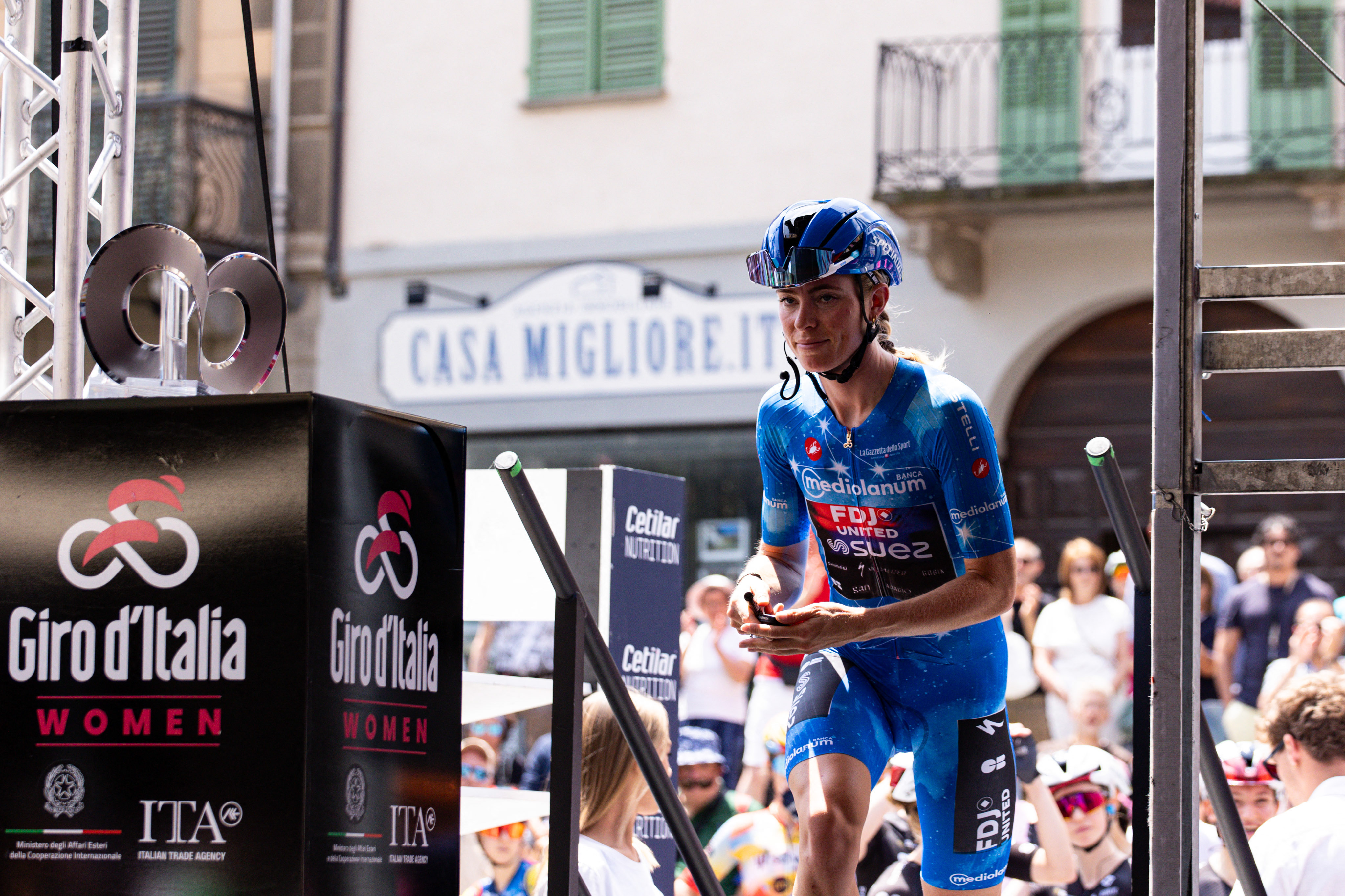 Giro d'Italia : Demi Vollering kroopt sech Maglia Rosa