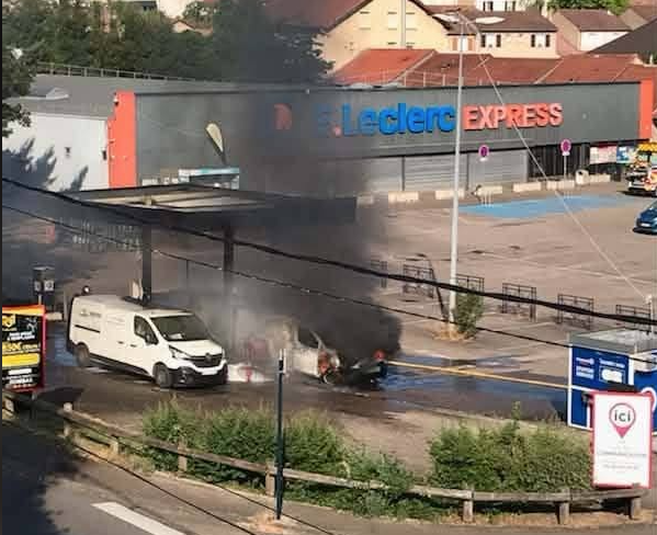 La voiture s'enflamme:  Un homme gravement blessé à la station essence de Rombas