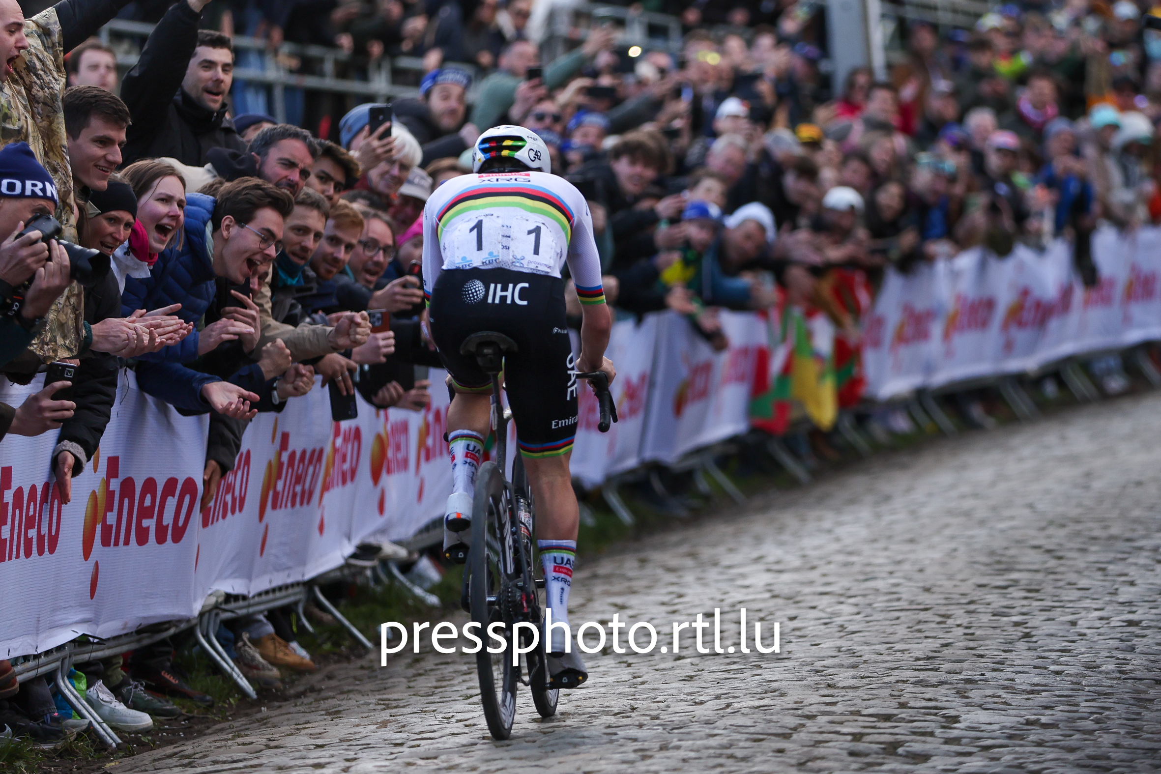 Tour des Flandres: Pogacar an Evenepoel fueren duerch Rout a riskéiere Fuerverbuet