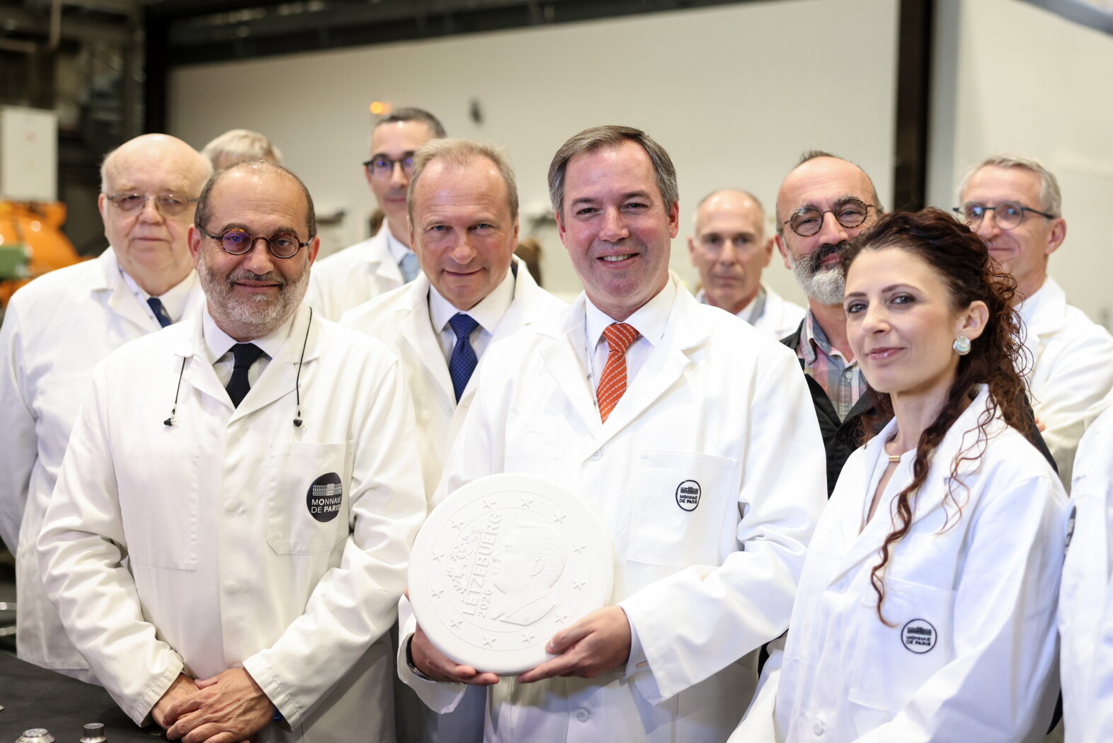 Visit to minting facility: Grand Duke Guillaume strikes first coin bearing his portrait