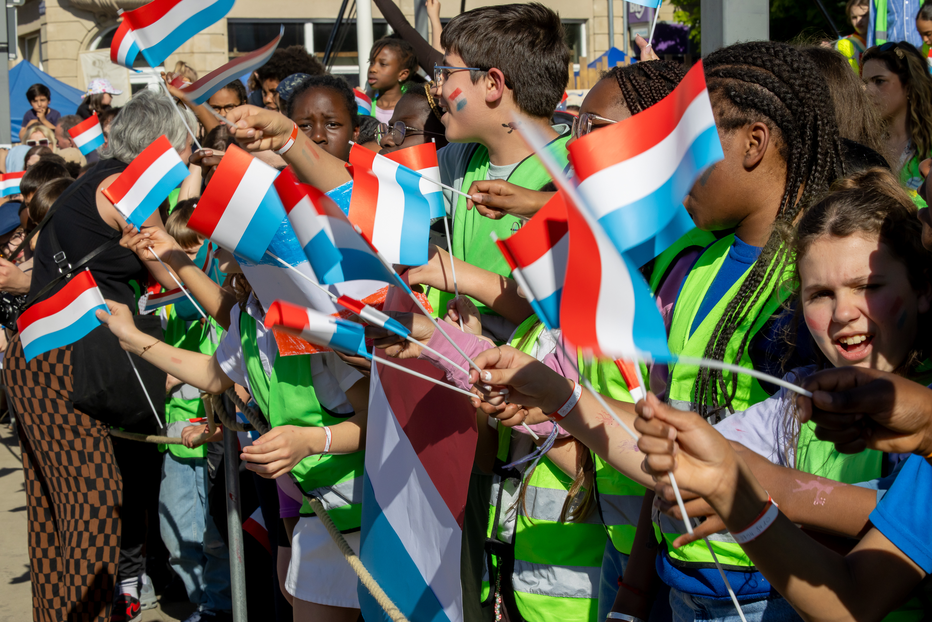 Fotogalerien: Ganz vill Leit hu sech op Esch deplacéiert, fir bei der Joyeuse Entrée vun der groussherzoglecher Koppel dobäi ze sinn