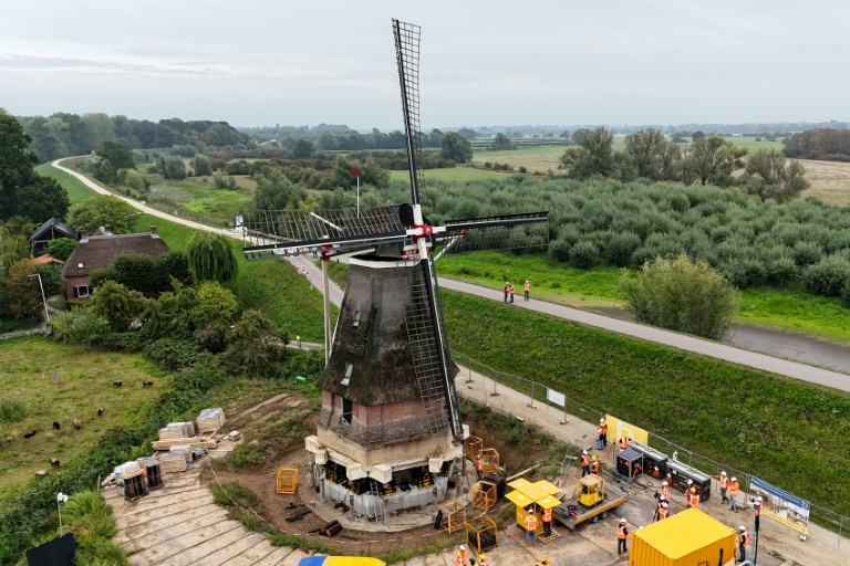 Aux Pays-Bas: Un moulin surélevé pour lui "rendre son vent"