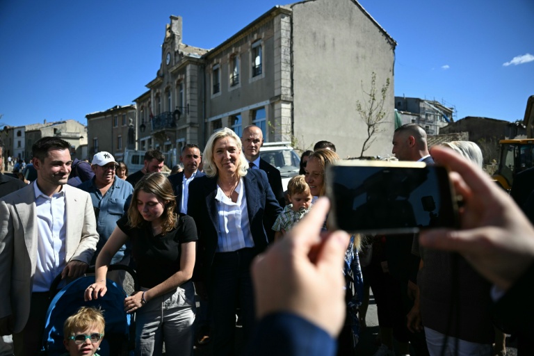 Selon Marine Le Pen: Sans baisse des taxes sur les carburants, "un risque de blocage de l'économie"