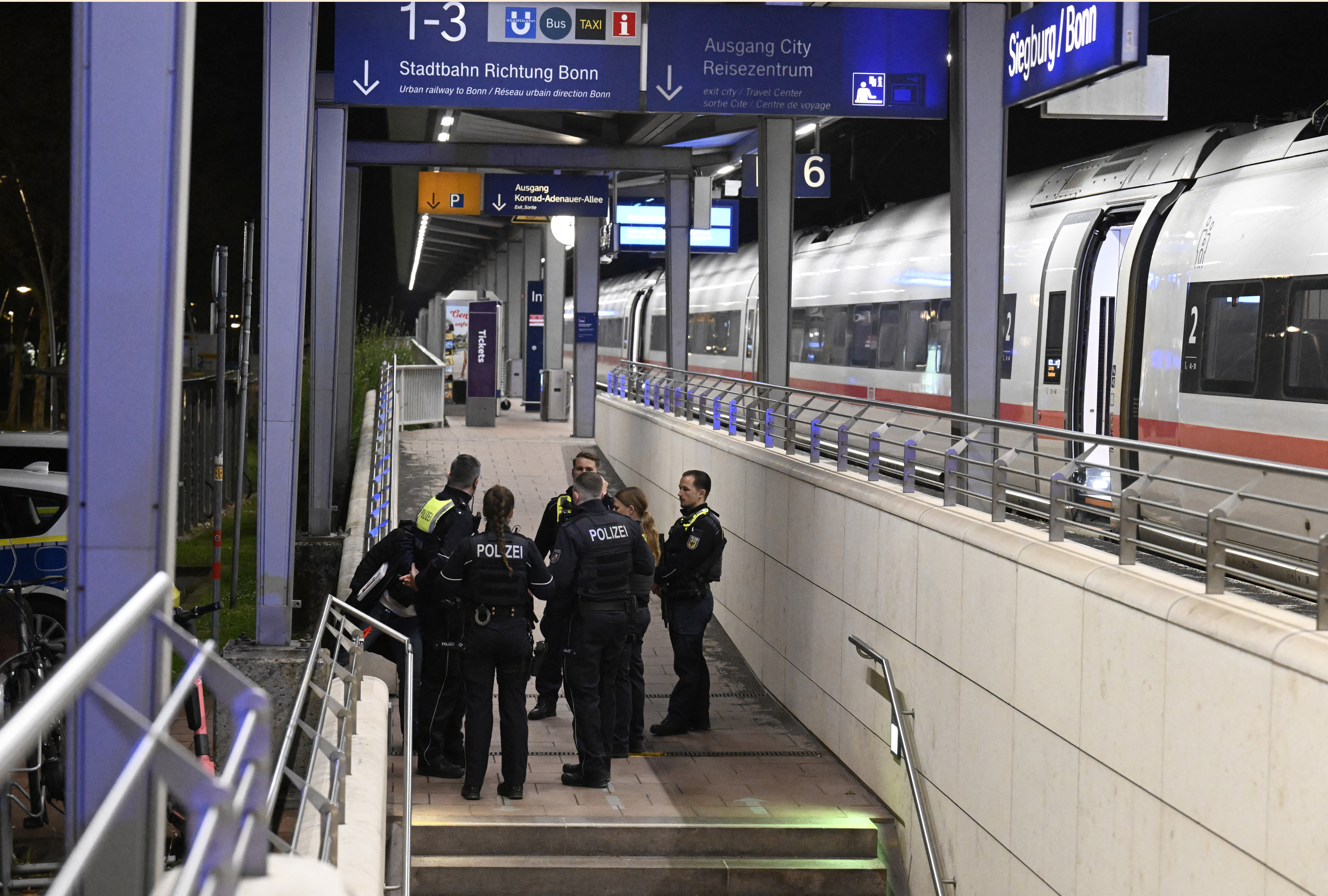 Siegburg (D): Mann zünt Pyrotechnik an ICE an dreet mat Attentat