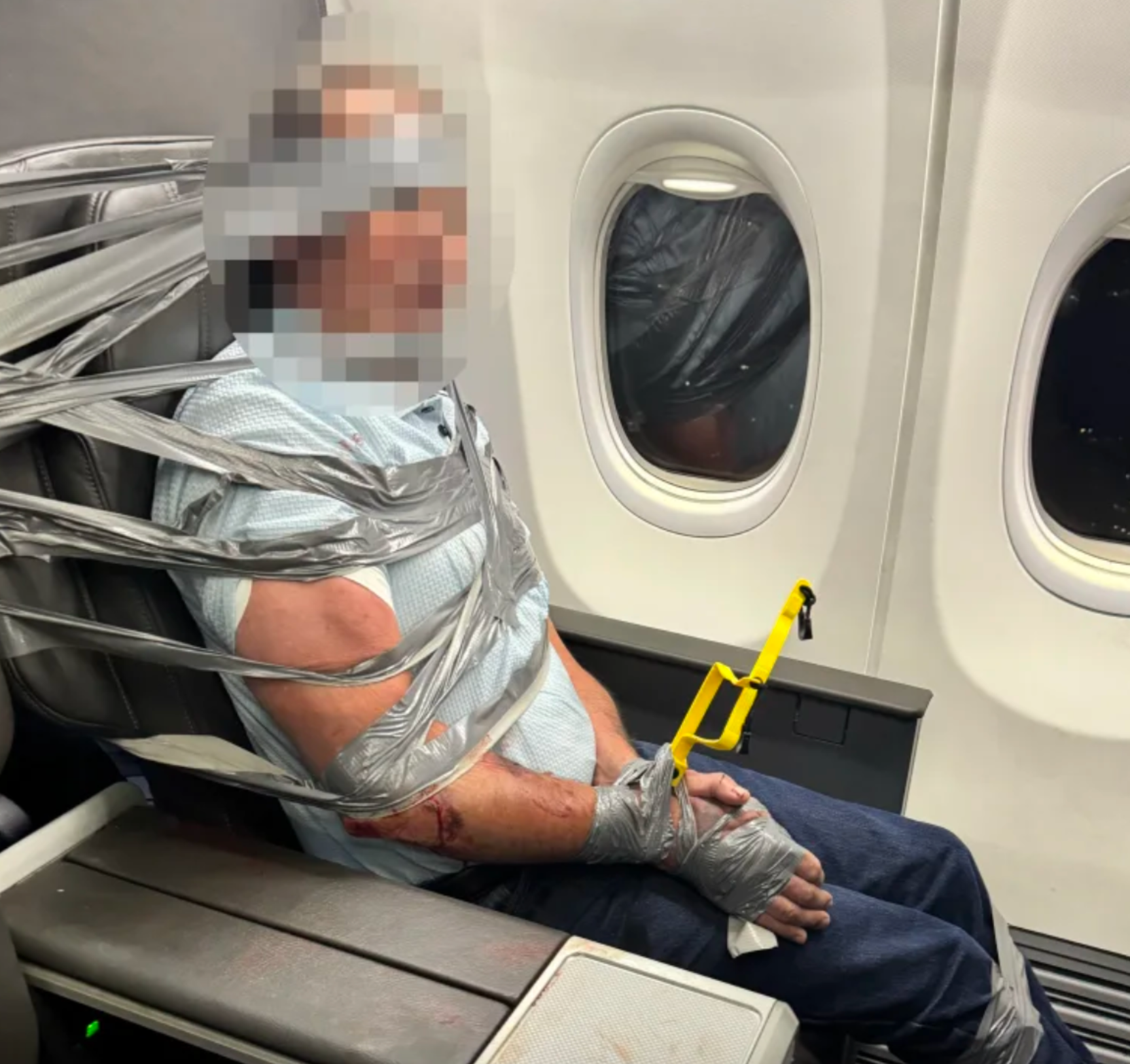 Chaos en plein vol: Un passager incontrôlable "scotché à son siège"