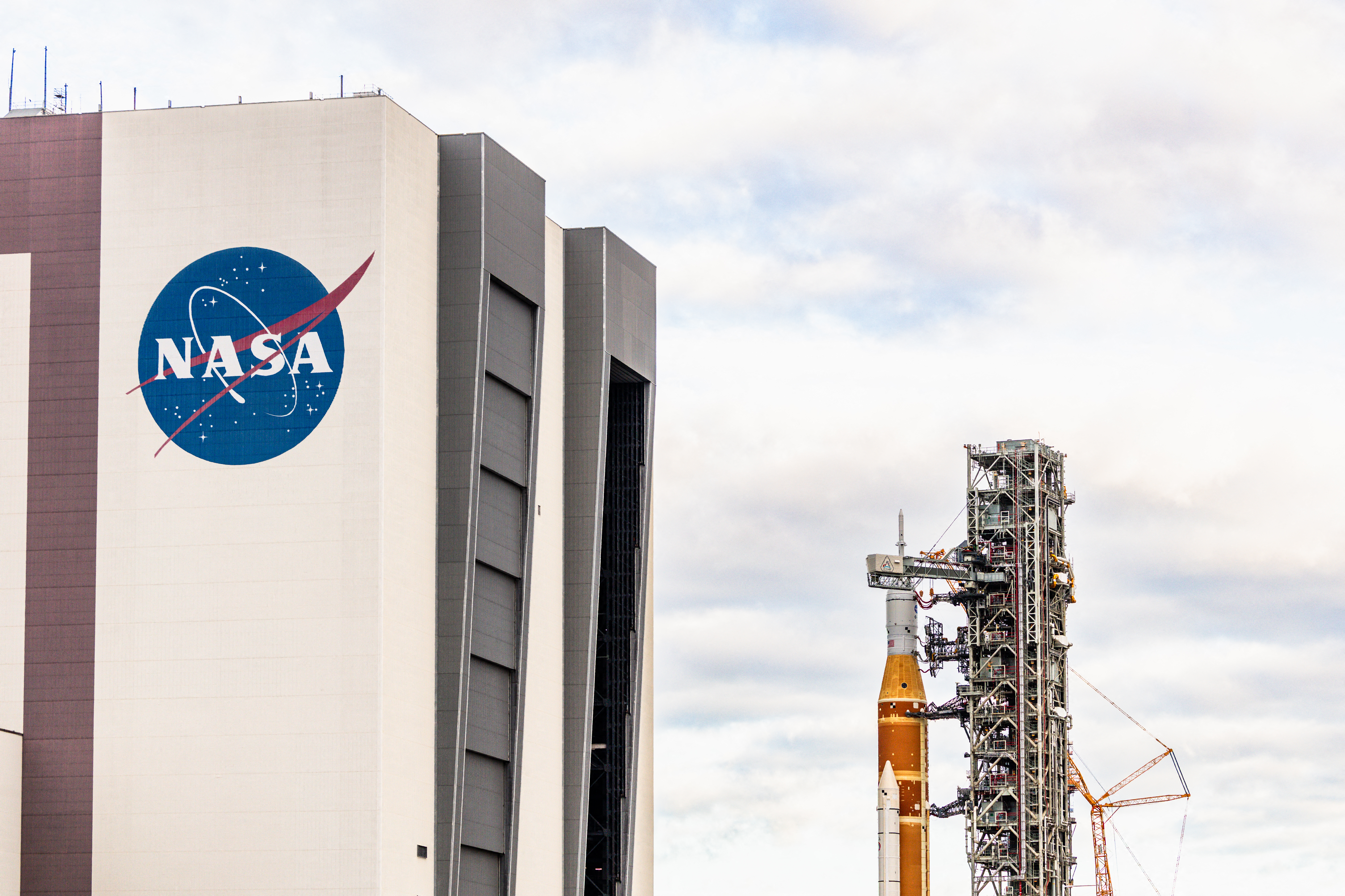 Artemis II-Missioun: Nasa plangt, fir Ufank Mäerz Mënschen erëm ronderëm de Mound ze schécken