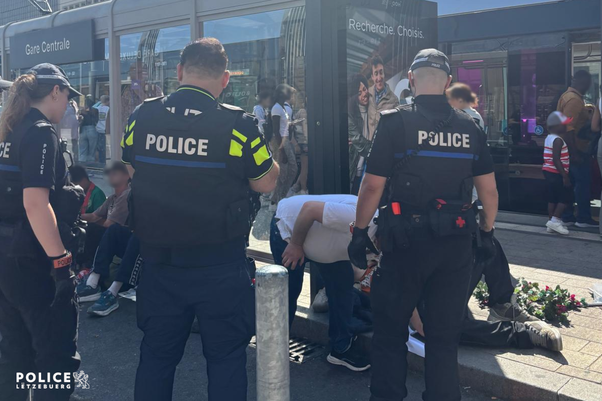 Huet Passanten op engem Tramsarrêt ugepöbelt: Alkoholiséierte Mann koum no enger Kontroll an den Arrest