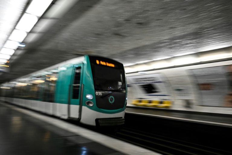 Paräis: Onbekannten attackéiert dräi Fraen a Metro mat Messer