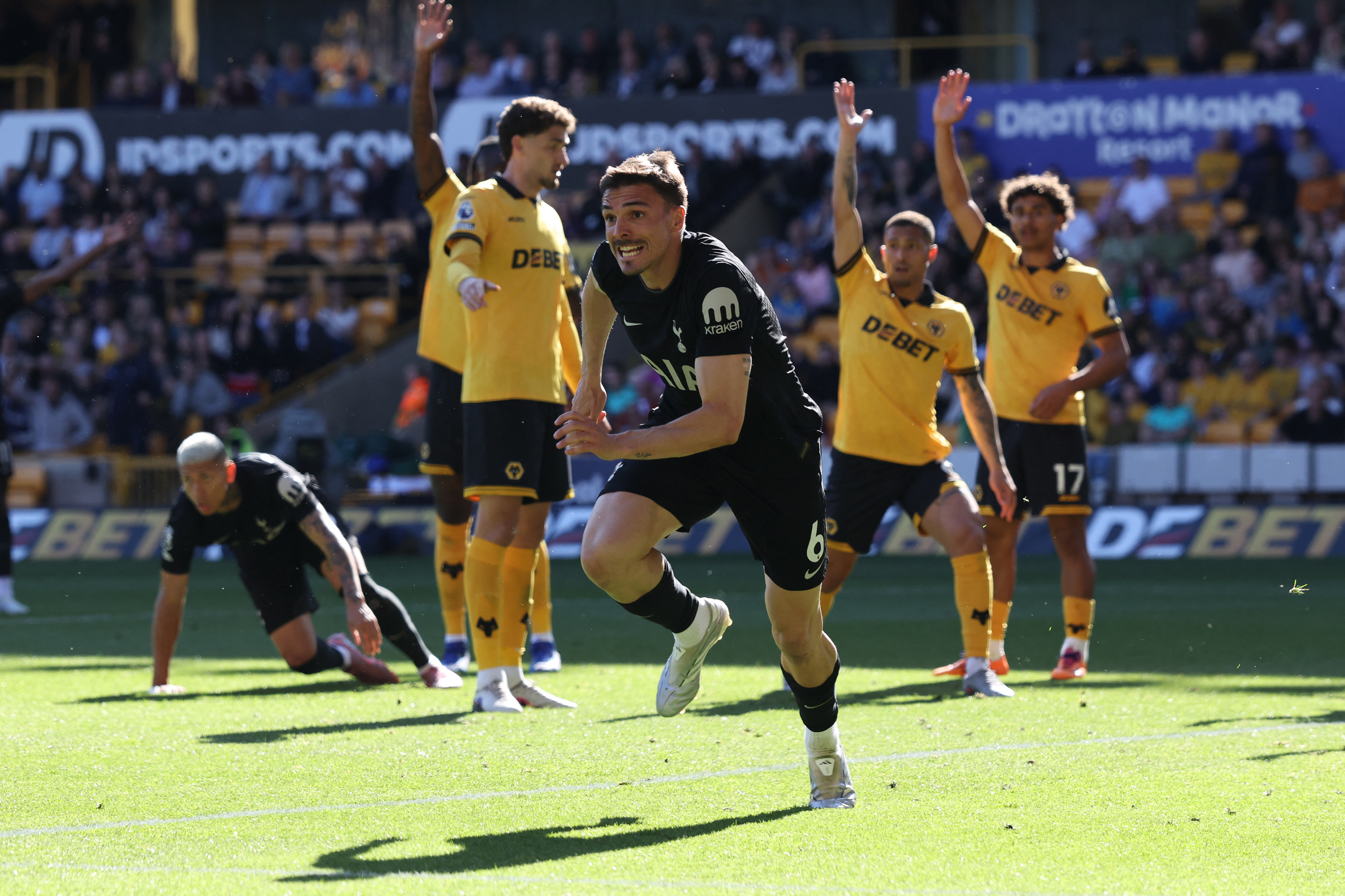 Den Iwwerbléck vum internationale Futtball: 1. Succès fir Tottenham zanter Dezember, Barcelona klappt Getafe