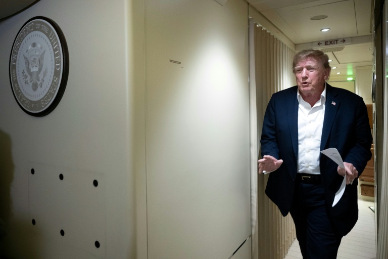 "Il faut un président intelligent": Trump fustige une "conspiration malsaine" contre l'IA