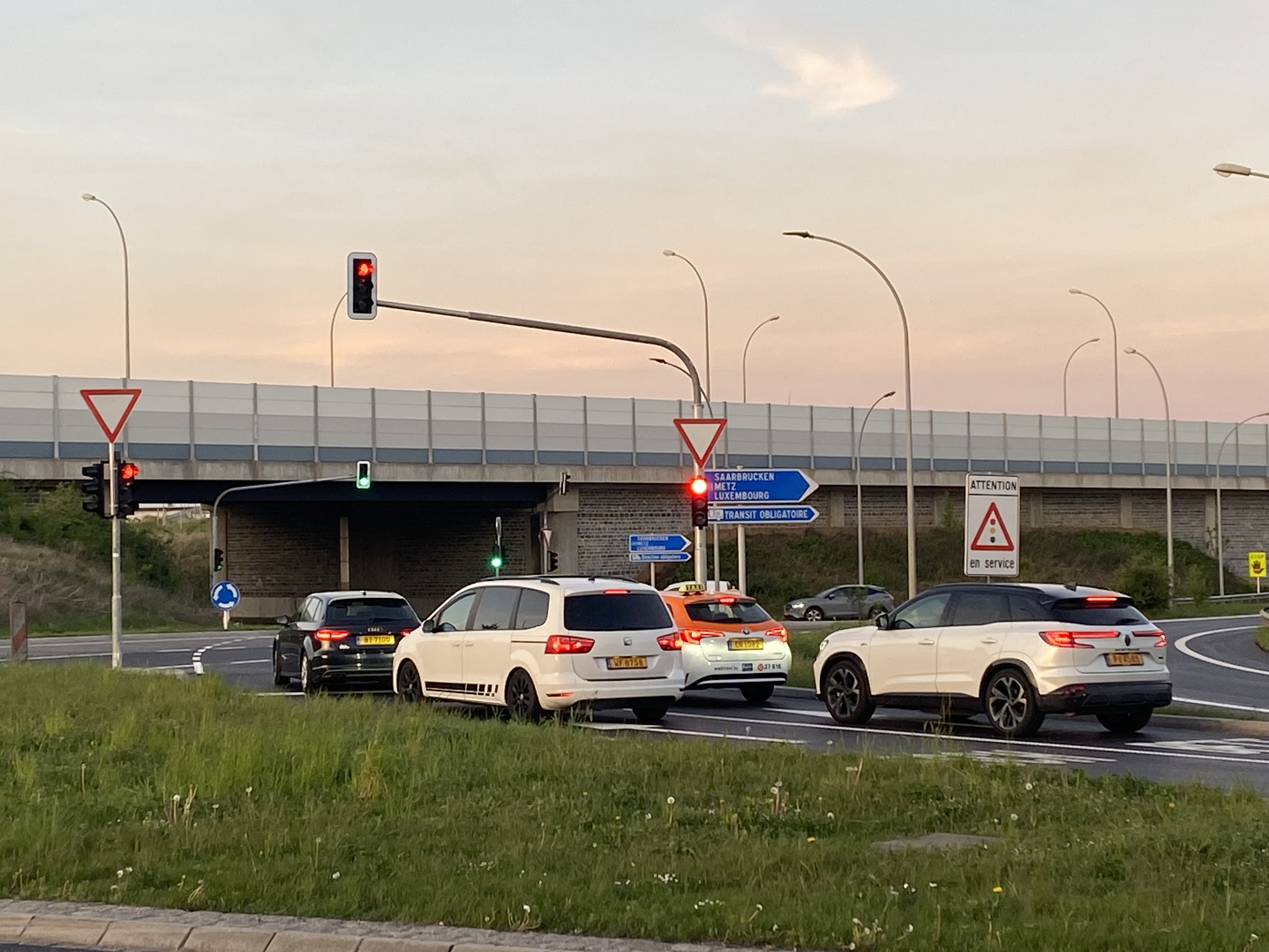 Operational since last week: Traffic lights fail to ease jams at Dudelange roundabout