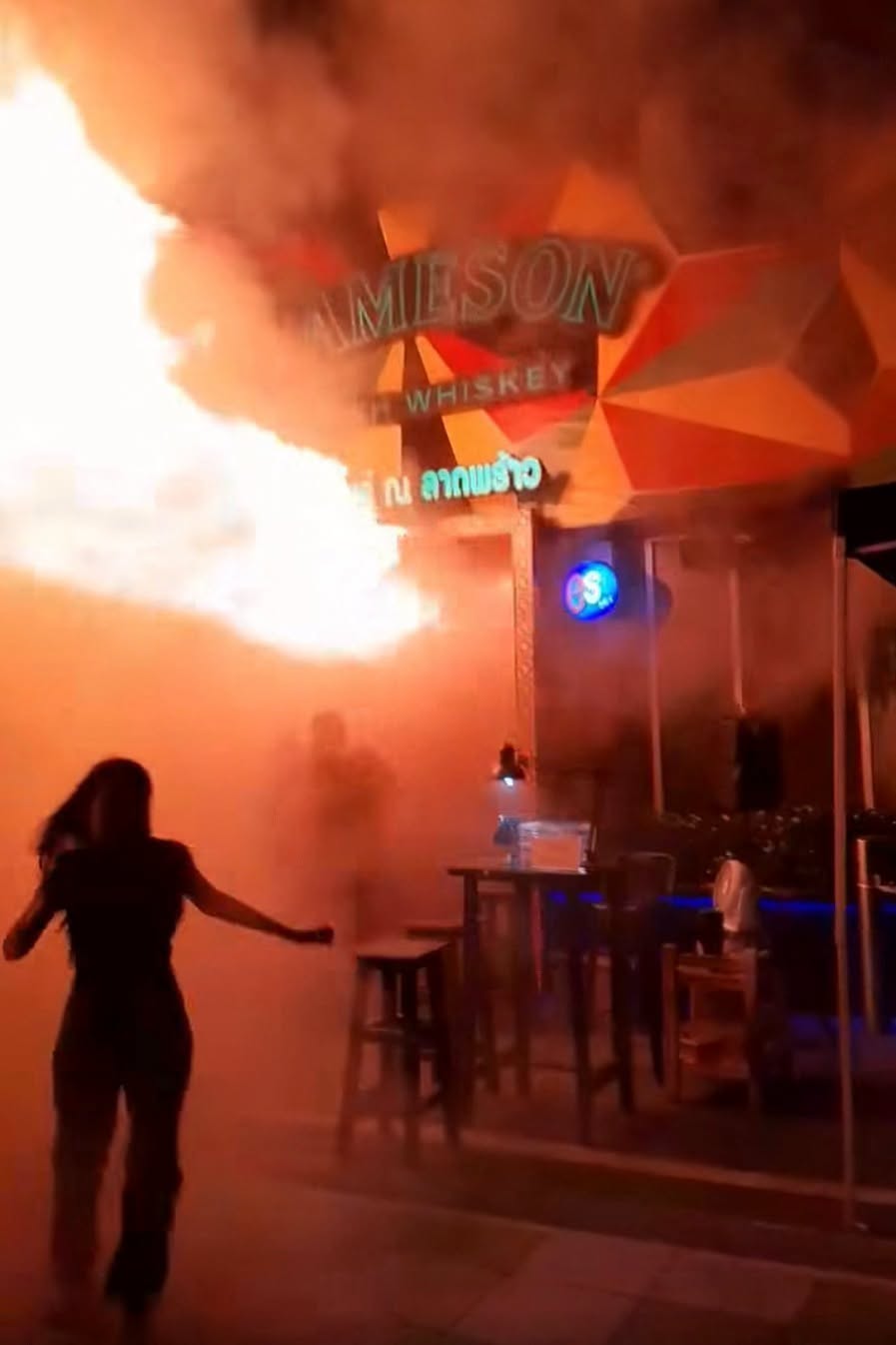 "Une explosion monstrueuse": Au moins 27 morts dans l'incendie d'un bar à Bangkok