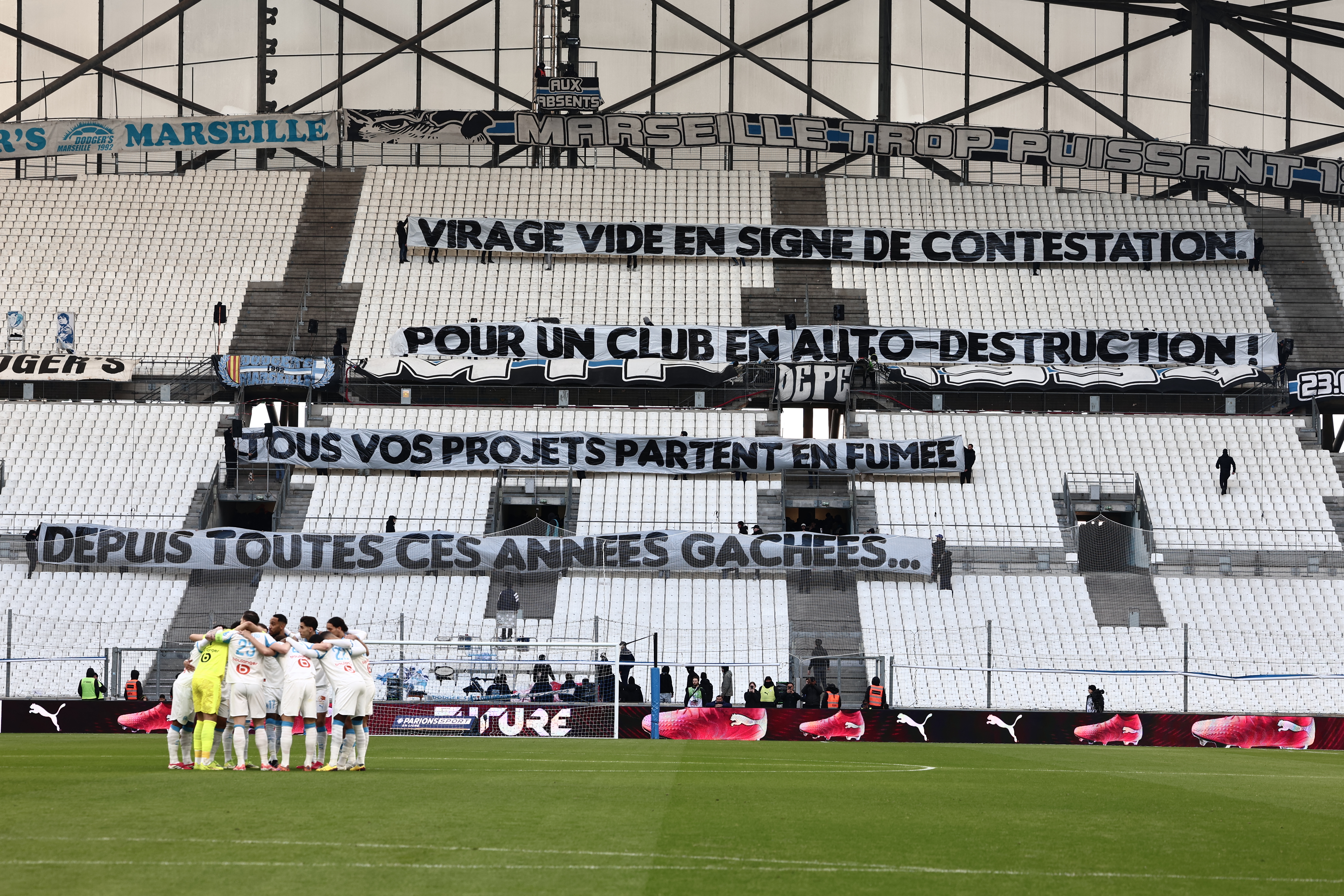 Den Iwwerbléck vum internationale Futtball: Kris vu Marseille geet weider