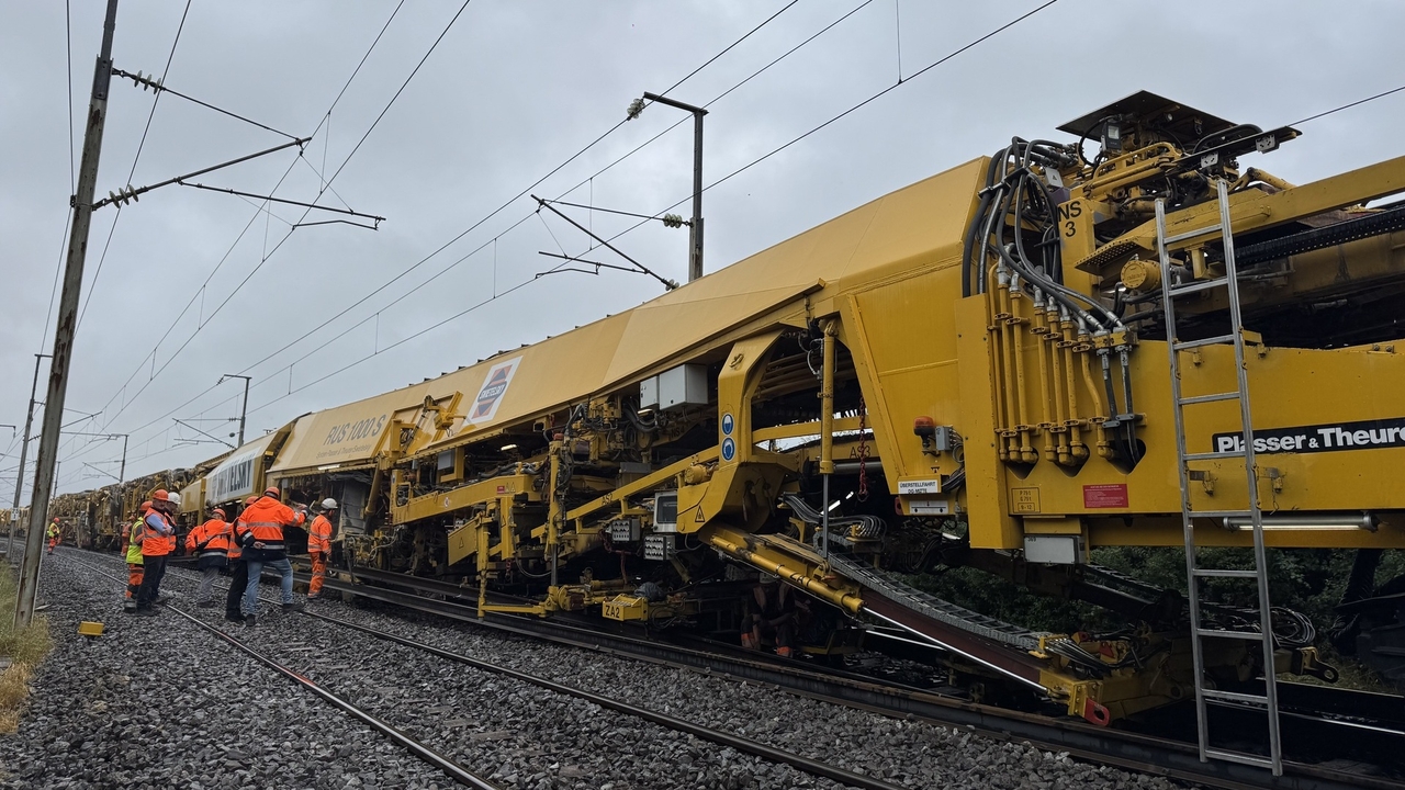 Major logistical effort: CFL deploys one-kilometre machine train for ...