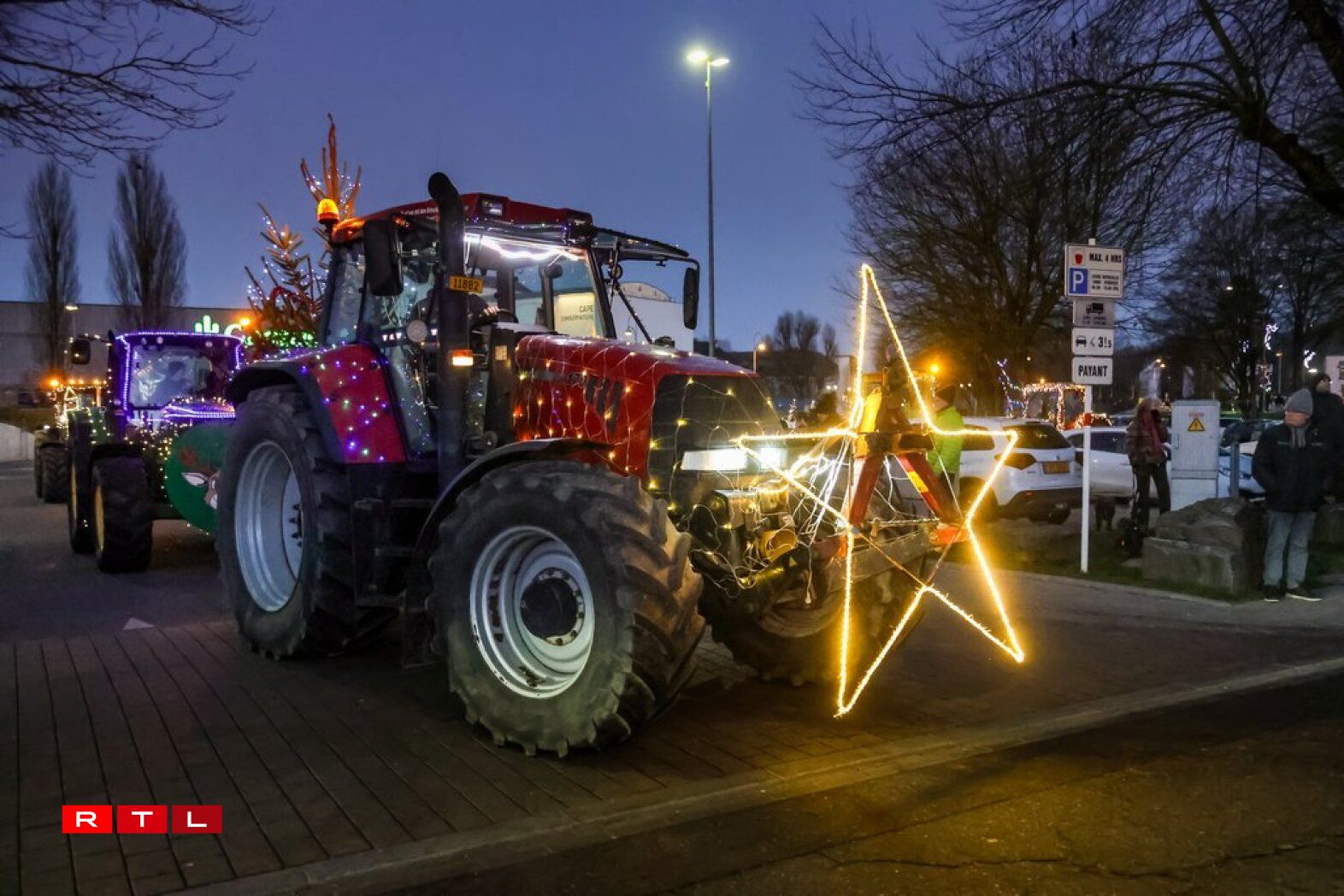 Drawing large crowds: Young Farmers’ festive tractor parade lights up Luxembourg on Boxing Day
