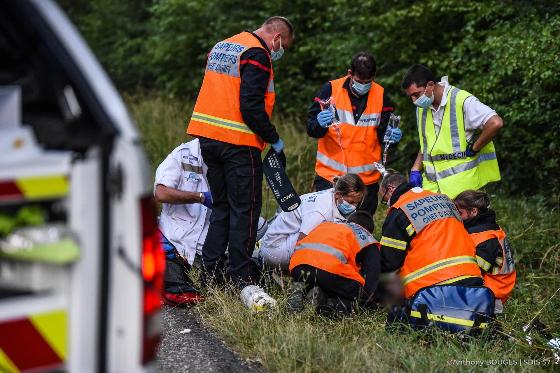 Op der A31 bei Diddenuewen: Auto iwwerschléit sech, 23 Joer ale Mann mam Helikopter an d'Spidol bruecht
