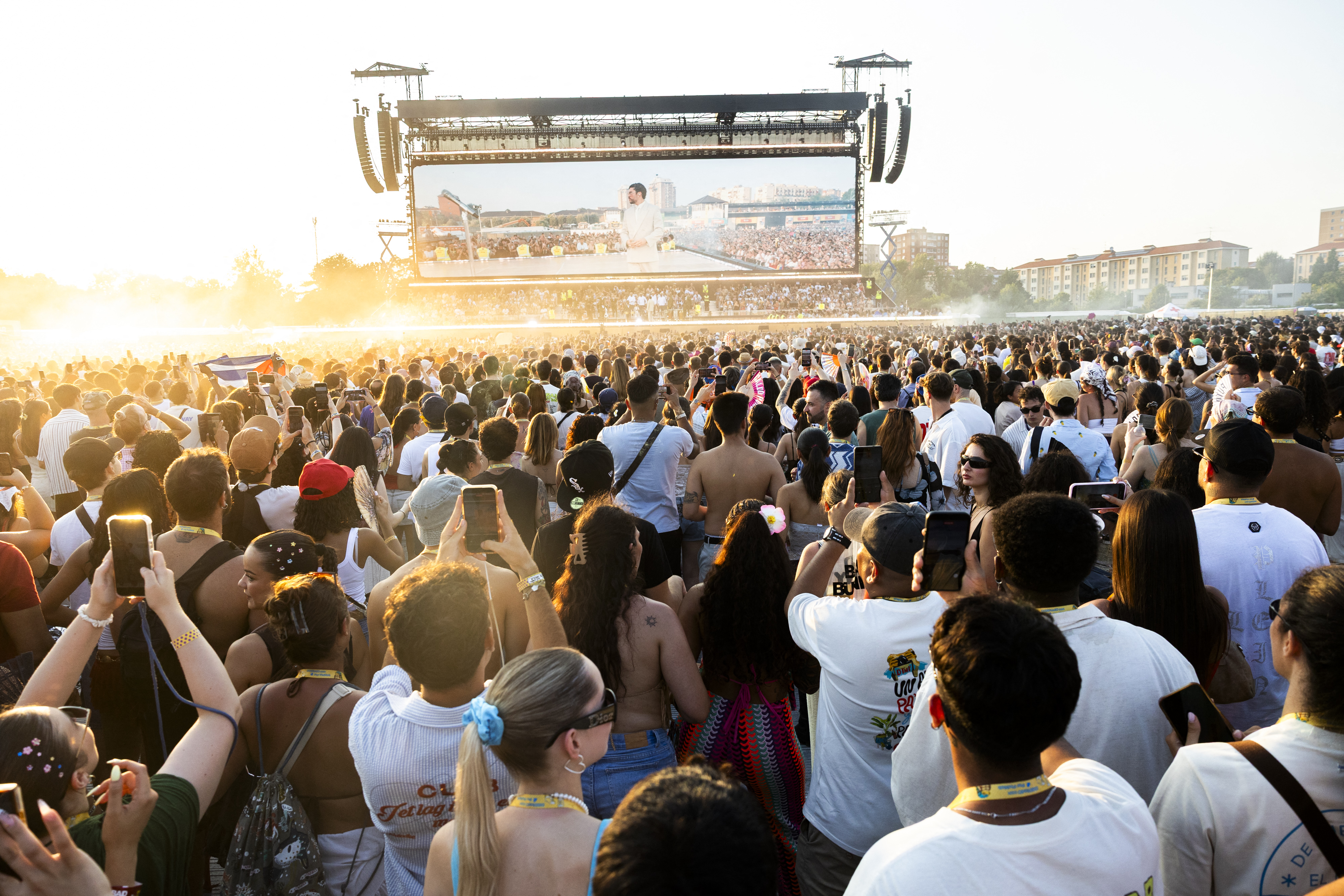 Wéinst Stuerm mat Knëppelsteng: Open-Air-Concert vum Bad Bunny zu Mailand gouf ofgebrach
