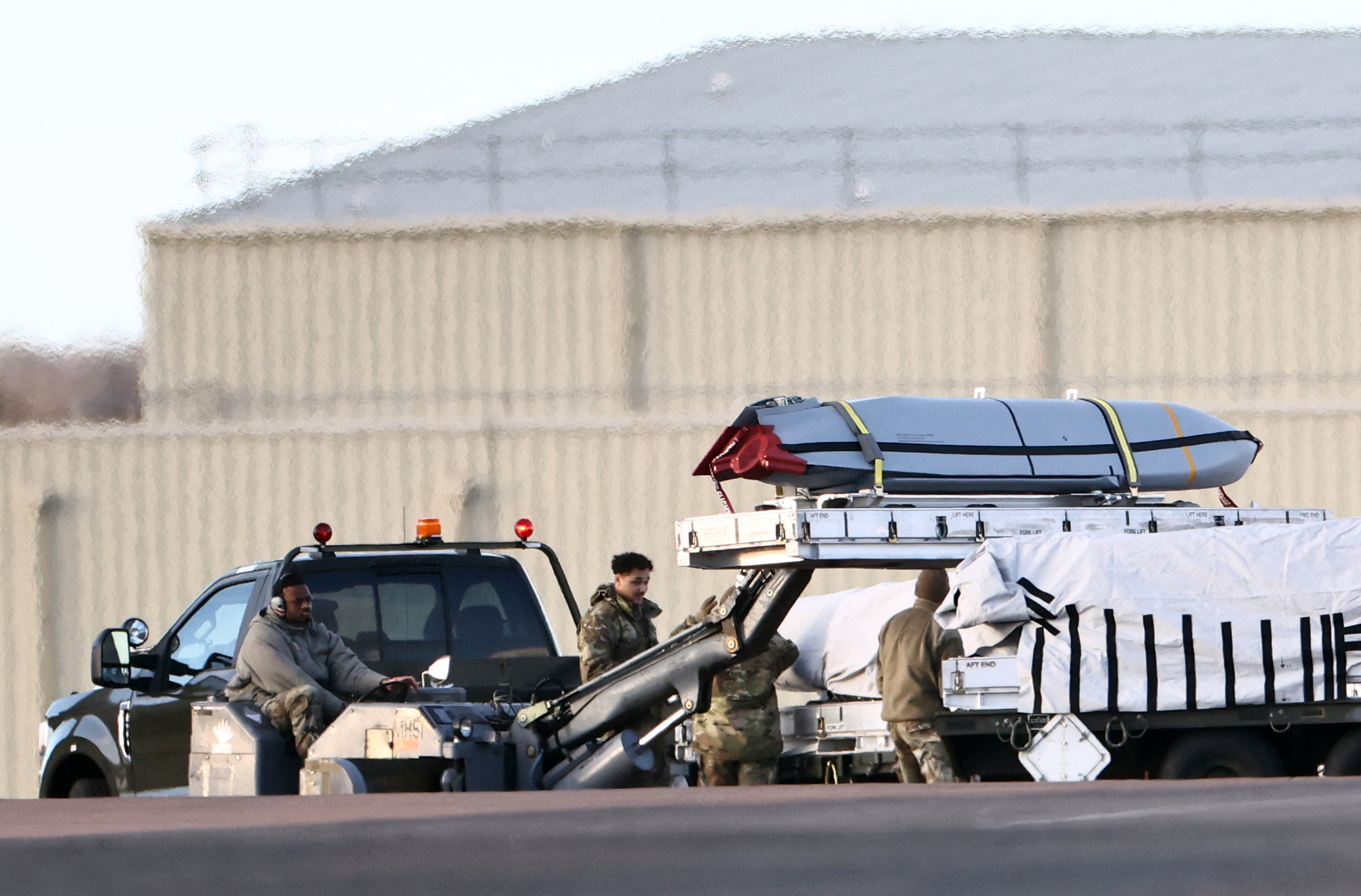 "Incident majeur" au Royaume-Uni : Des arrestations liées à des explosifs près d'une base utilisée par l'US Air Force
