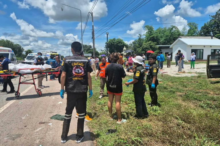Thailand: Jong vun 11 Joer fiert mat Liwwerwon a Grupp vu Pilger - néng Mënche stierwen