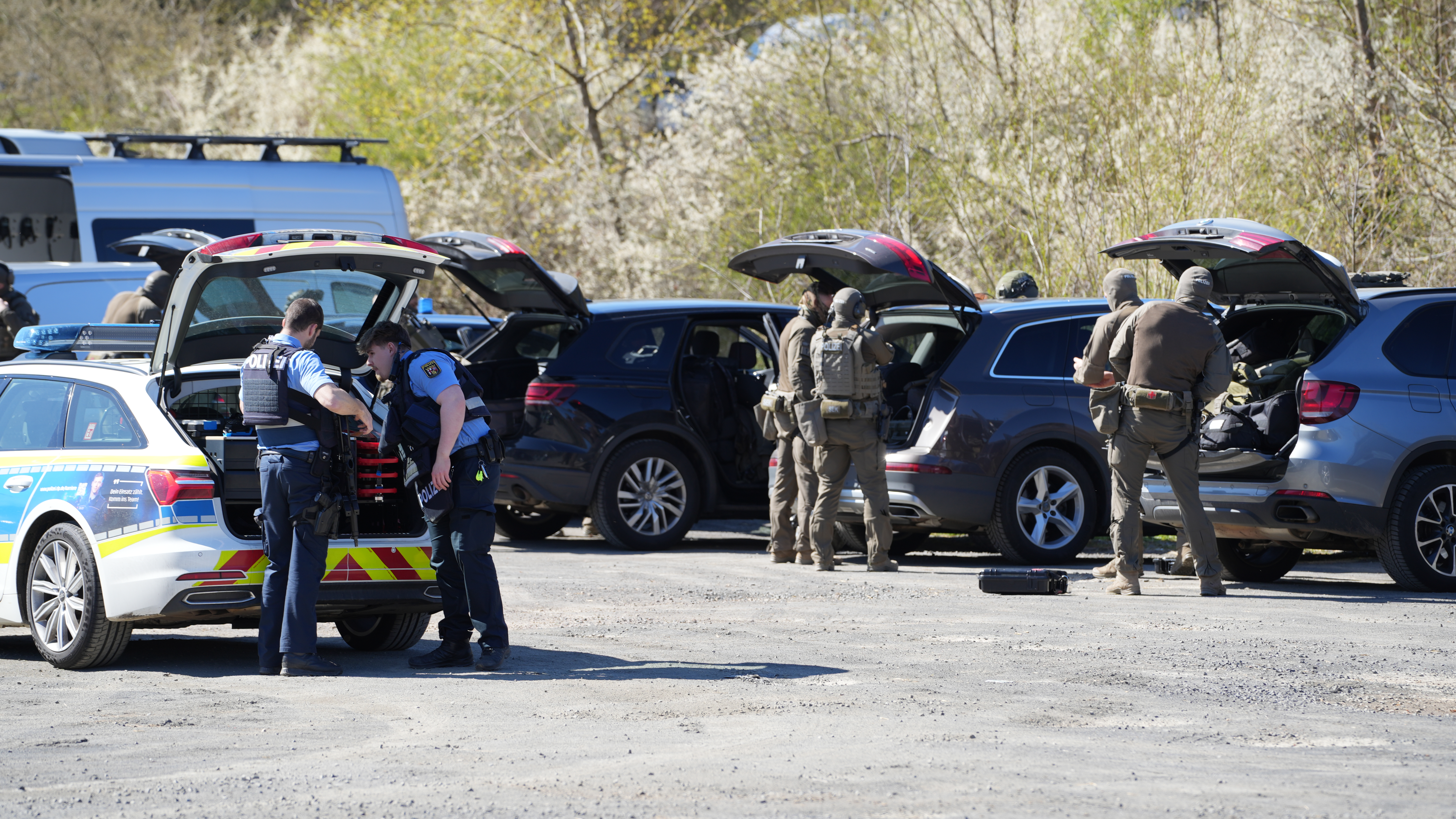 German border region: Officer lightly injured in Prüm shooting as 25-year-old suspect flees into forest