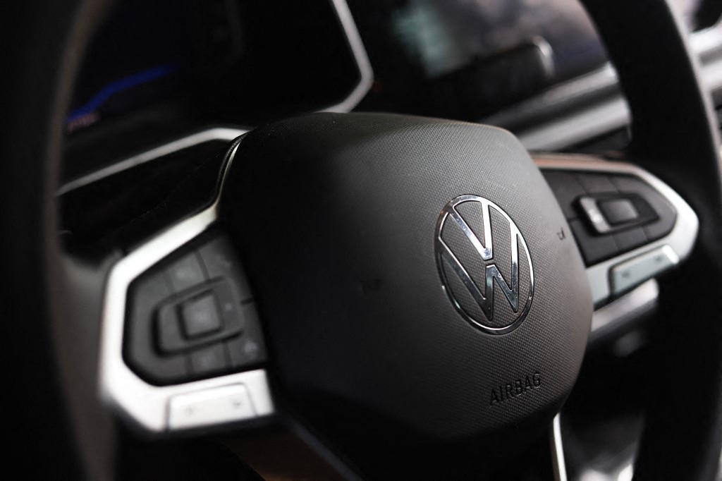 VW, Audi, Škoda a Seat betraff: Grouss Réckruffaktioun am VW-Konzern, dat wéinst enger Schrauf vun der Lenkung