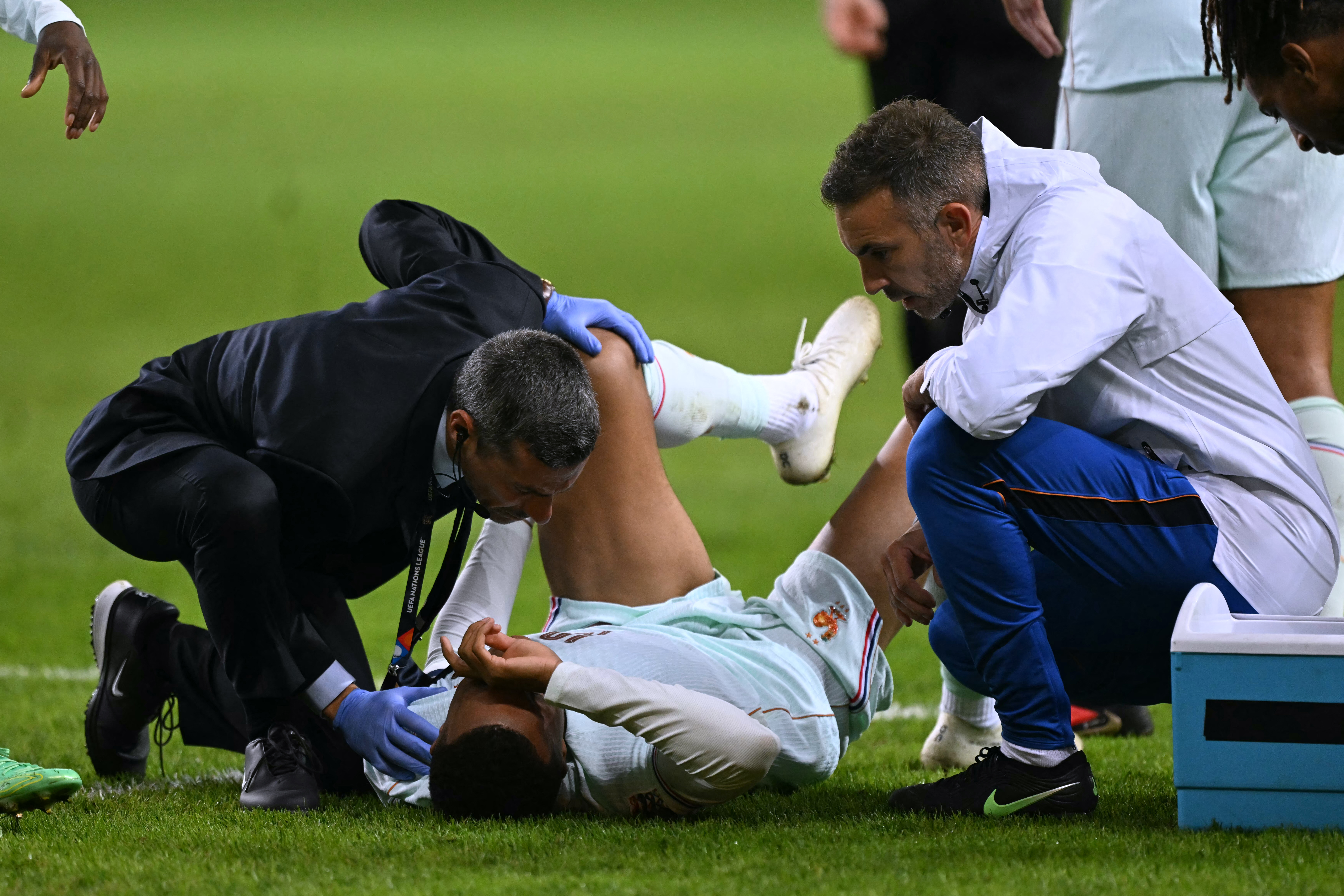 Football: Mbappé souffre d'une "hyperextension du genou gauche"