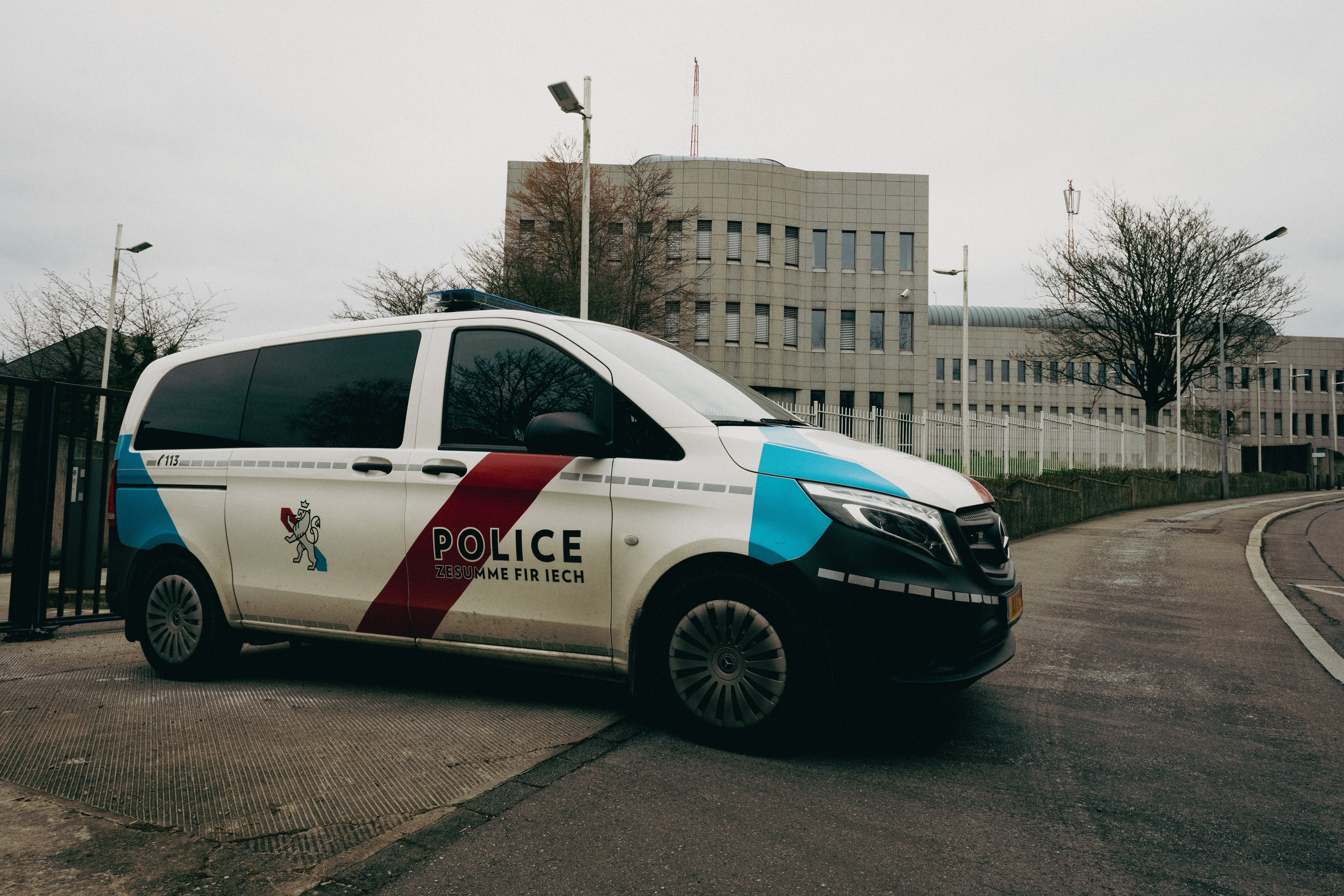 Kee mam Auto mathuelen: Mann am Raum Bäreldeng op der Flucht