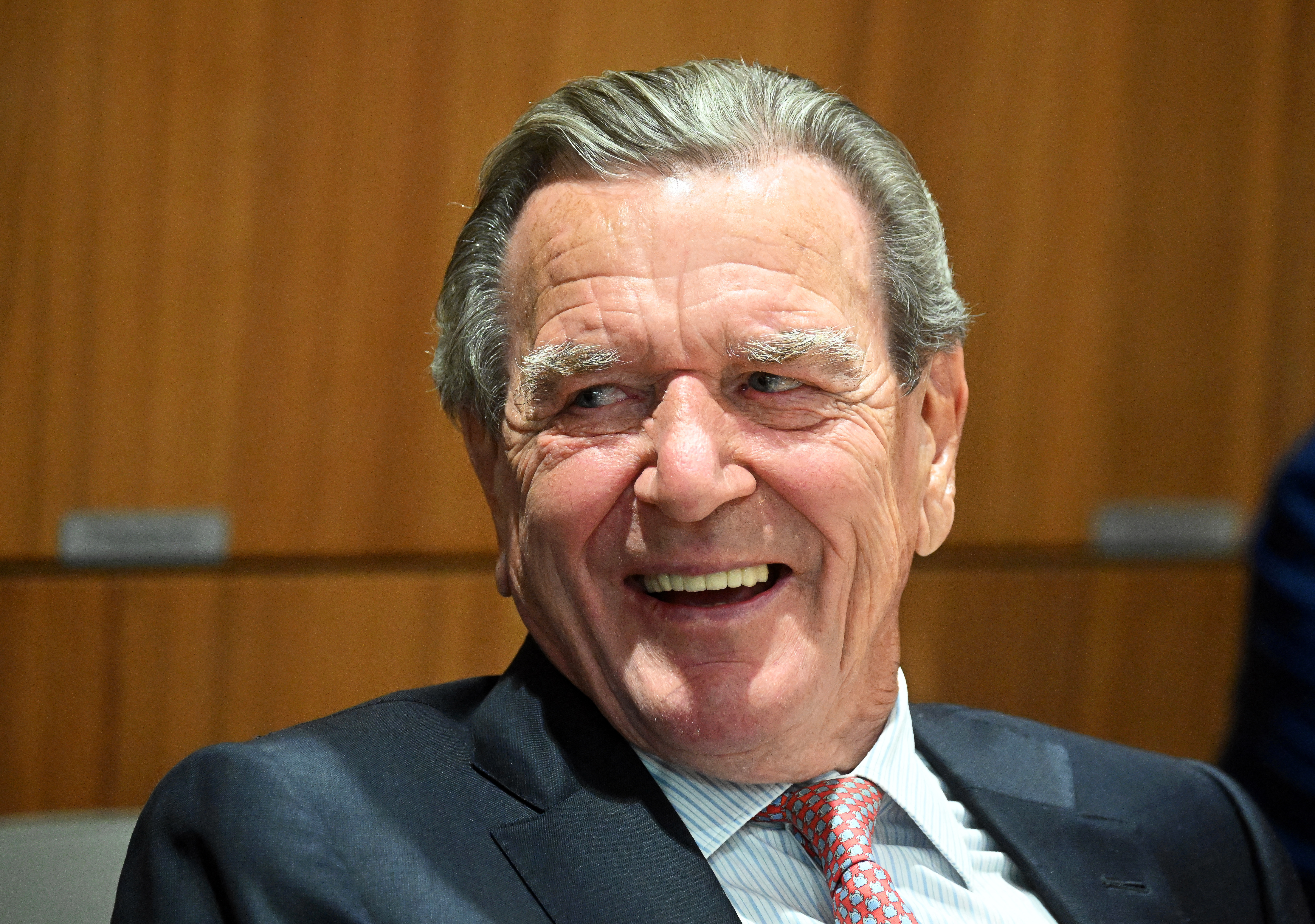 Däitschland: Soll de fréieren däitsche Kanzler Gerhard Schröder eng Vermëttlerroll tëschent der Ukrain a Russland spillen?