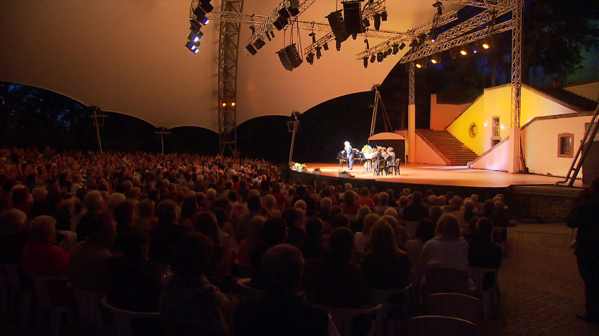 De Magazin live vum Festival de Wiltz: "Eng vun den 'Upcoming stars' aus der franséischer Jazz-Zeen": Eng musikalesch Rees mam Anne Paceo