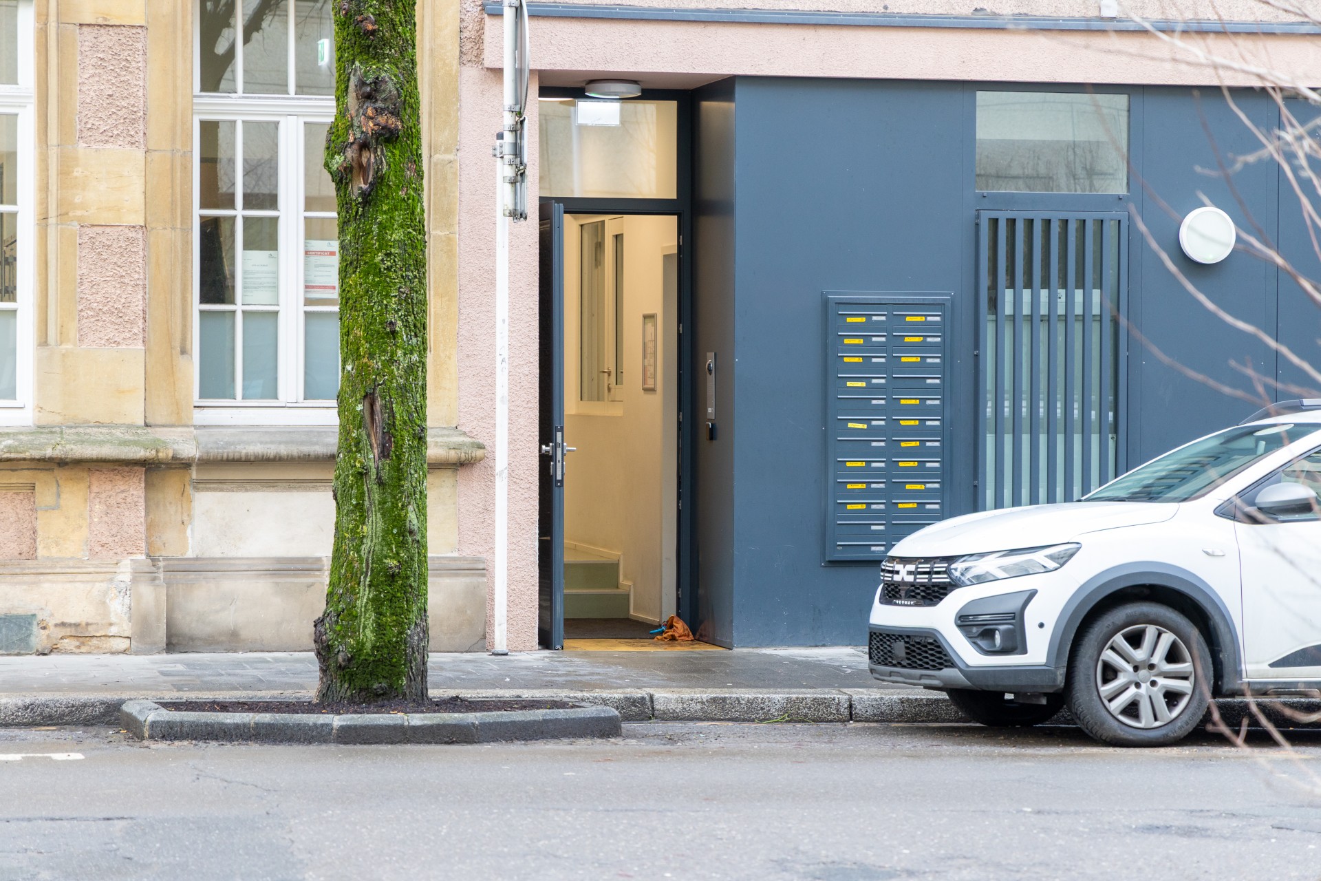 Police hat Éischt Hëllef geleescht: Presuméierten Täter vu Messerattack am Garer Quartier kritt Flüchtlingsstatut ewechgeholl