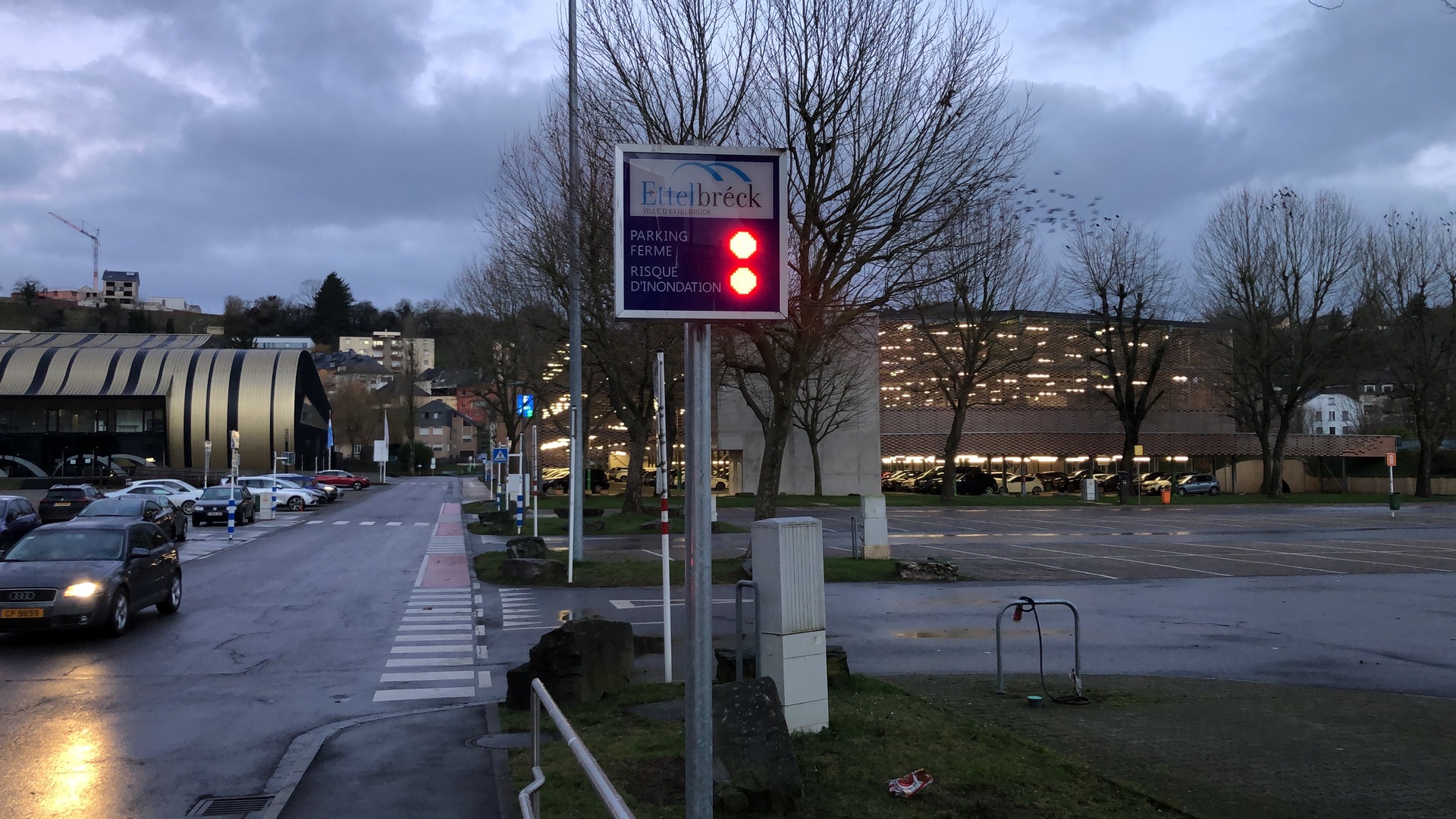Risk vun Héichwaasser: Parking Däich zu Ettelbréck gouf gespaart - Réckelt Ären Auto!