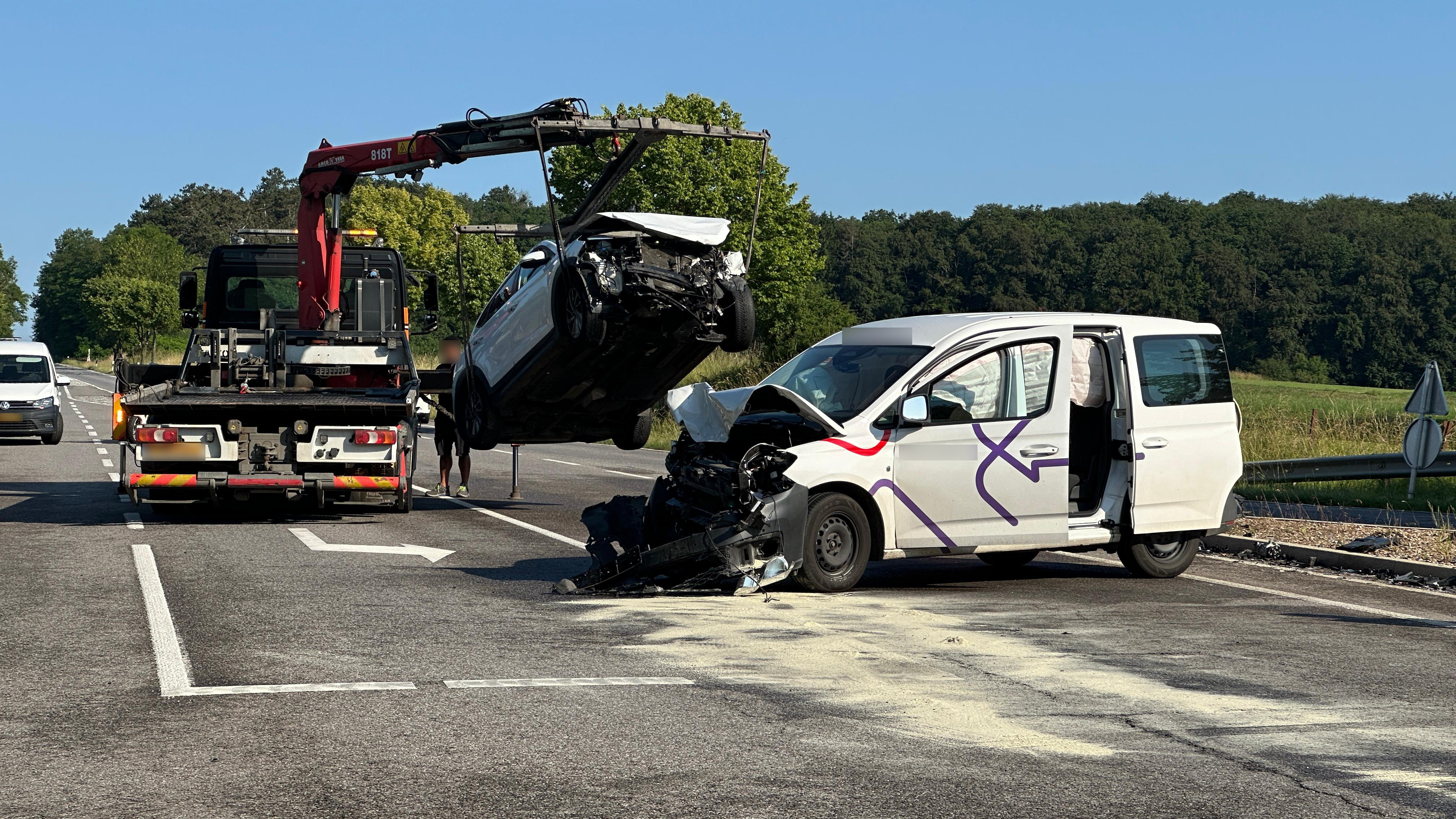 Op der N14: Kollisioun tëscht 2 Gefierer um Freideg de Moien - Zwou Persoune verwonnt