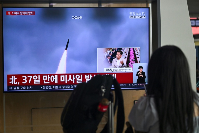 Tëscht China a koreanescher Hallefinsel: Nordkorea schéisst ballistesch Rakéit an d'Gielt Mier