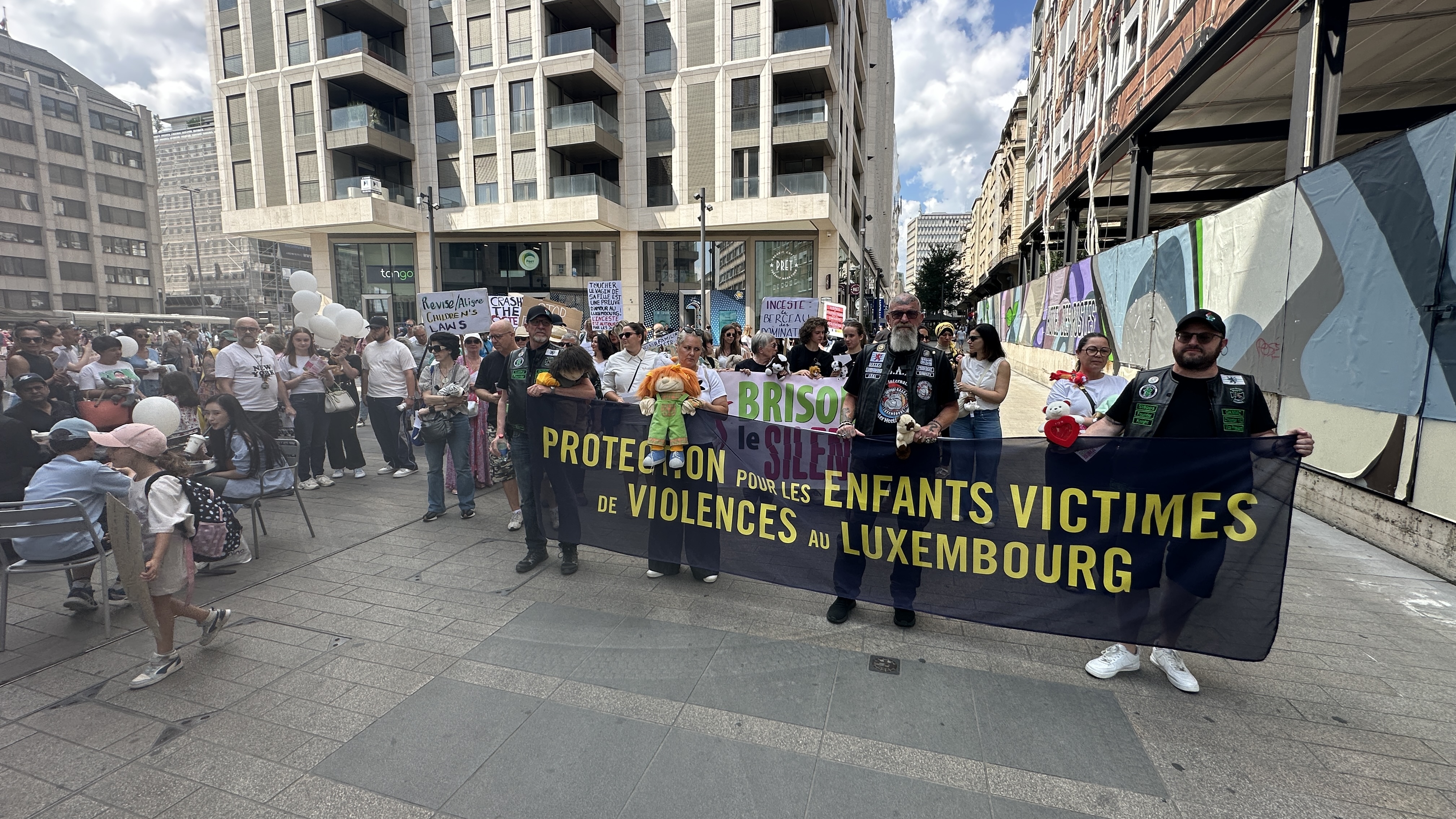 200 people involved: Demonstrators call for radical changes of child