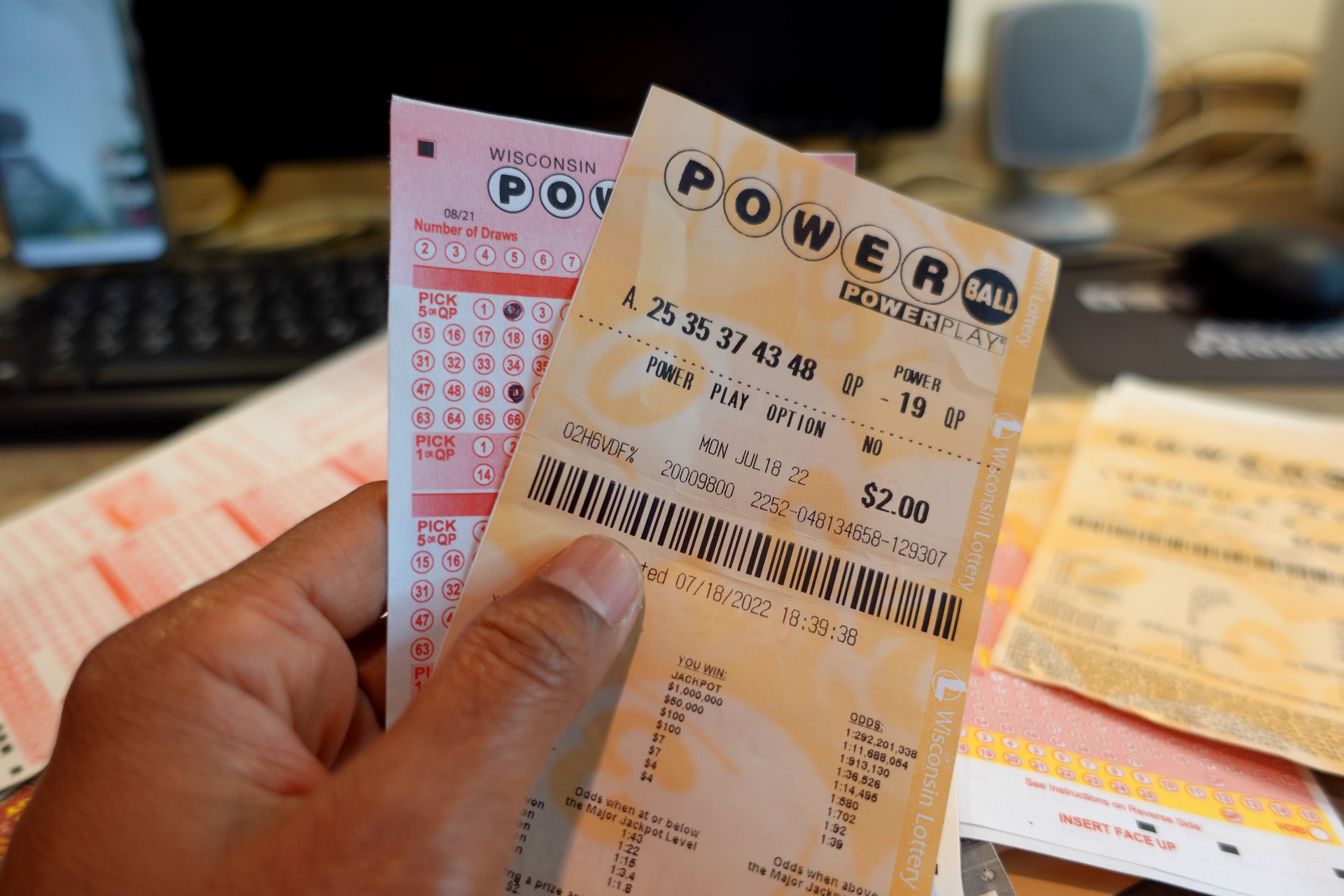 Un escroc a volé son gain: Elle gagne à la loterie... et publie son ...