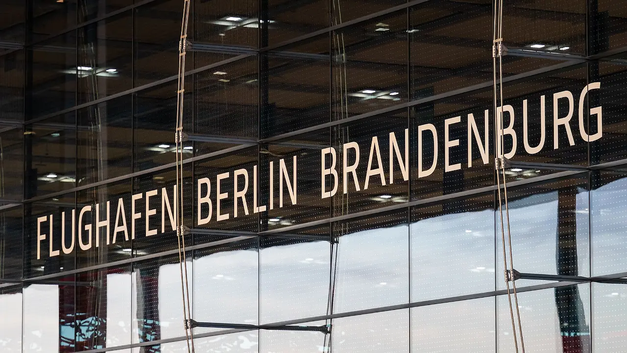 E Mëttwoch den Owend: Dronen-Alarm um Berliner Fluchhafen: Loftraum gespaart, Flich ëmgeleet, elo nees op
