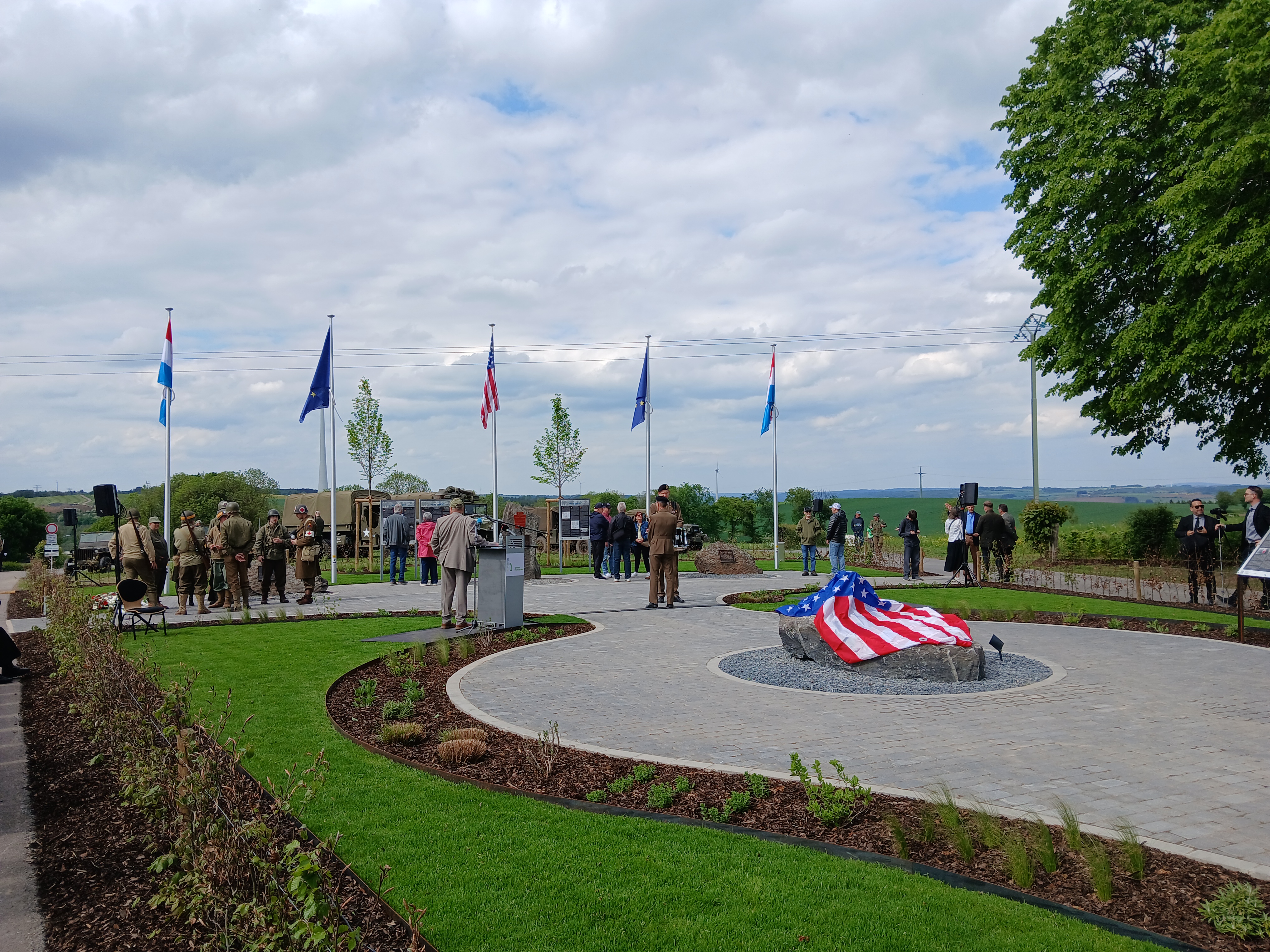 Gedenken un d'Affer vum zweete Weltkrich: Zu Housen gouf de Memorial Parc ageweit