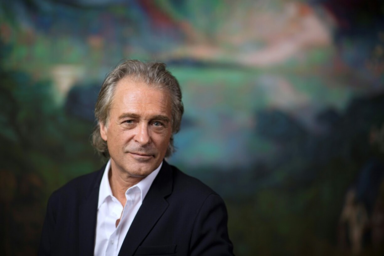 Le skipper et artiste français Titouan Lamazou pose lors d'une séance photo devant son tableau