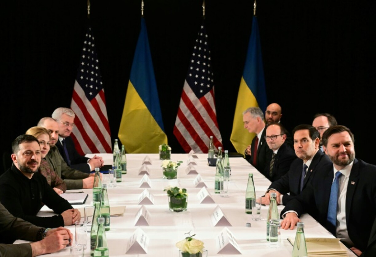 Ukrainian President Volodymyr Zelensky (L) held talks with US Vice President JD Vance (R) in Munich