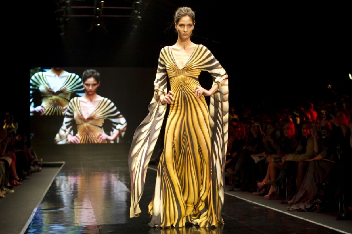 Une mannequin présente une création Roberto Cavalli lors de la Fashion Week de Tel-Aviv, le 21 novembre 2011