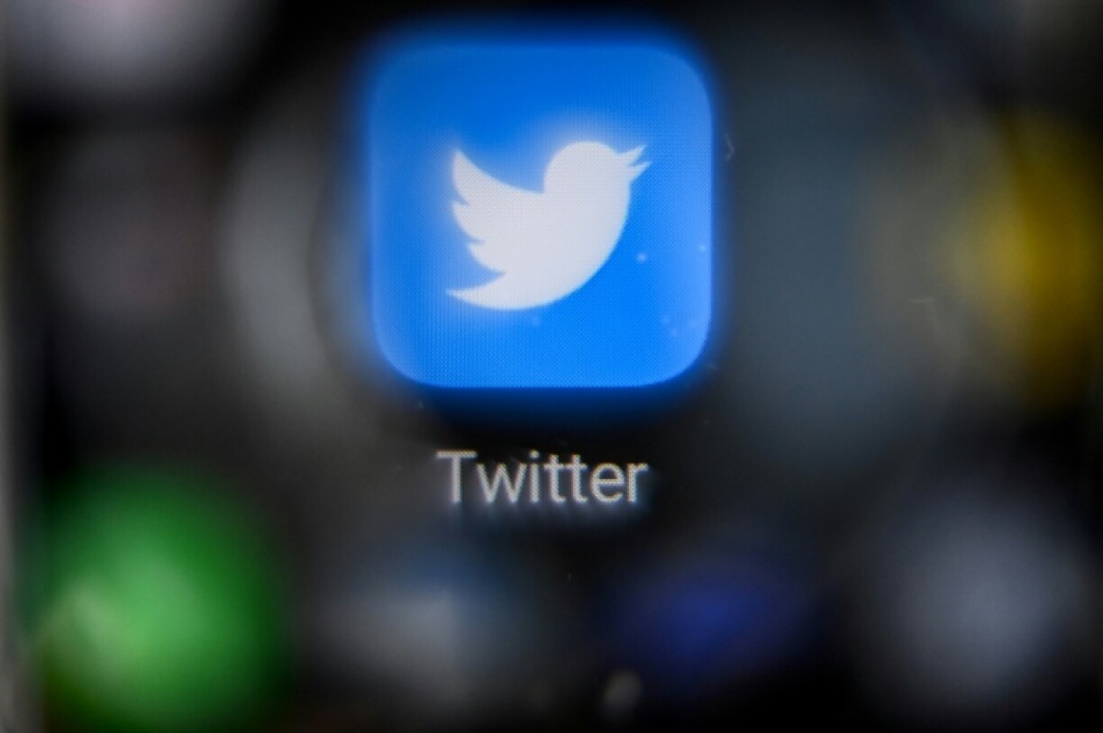 Cette photo d'archive prise le 12 octobre 2021 montre le logo du réseau social Twitter sur un écran de smartphone