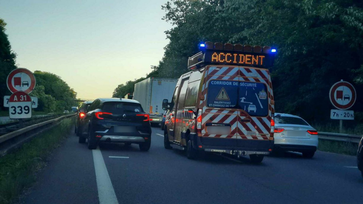 Une photo prise dans les bouchons au passage des équipes de secours le 16 mai 2025